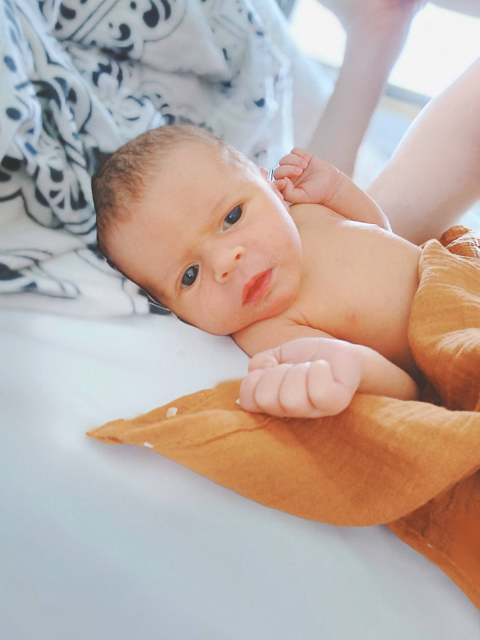 Alma a rejoint le concours — aidez-le/la à gagner de superbes lots ! baby, baby_toddler_clothing, chest, comfort, eye, eyelash, fashion_accessory, happy, human_body, human_leg, linens, nail, neck, pattern, person, sitting, stomach, thigh, thumb, toddler