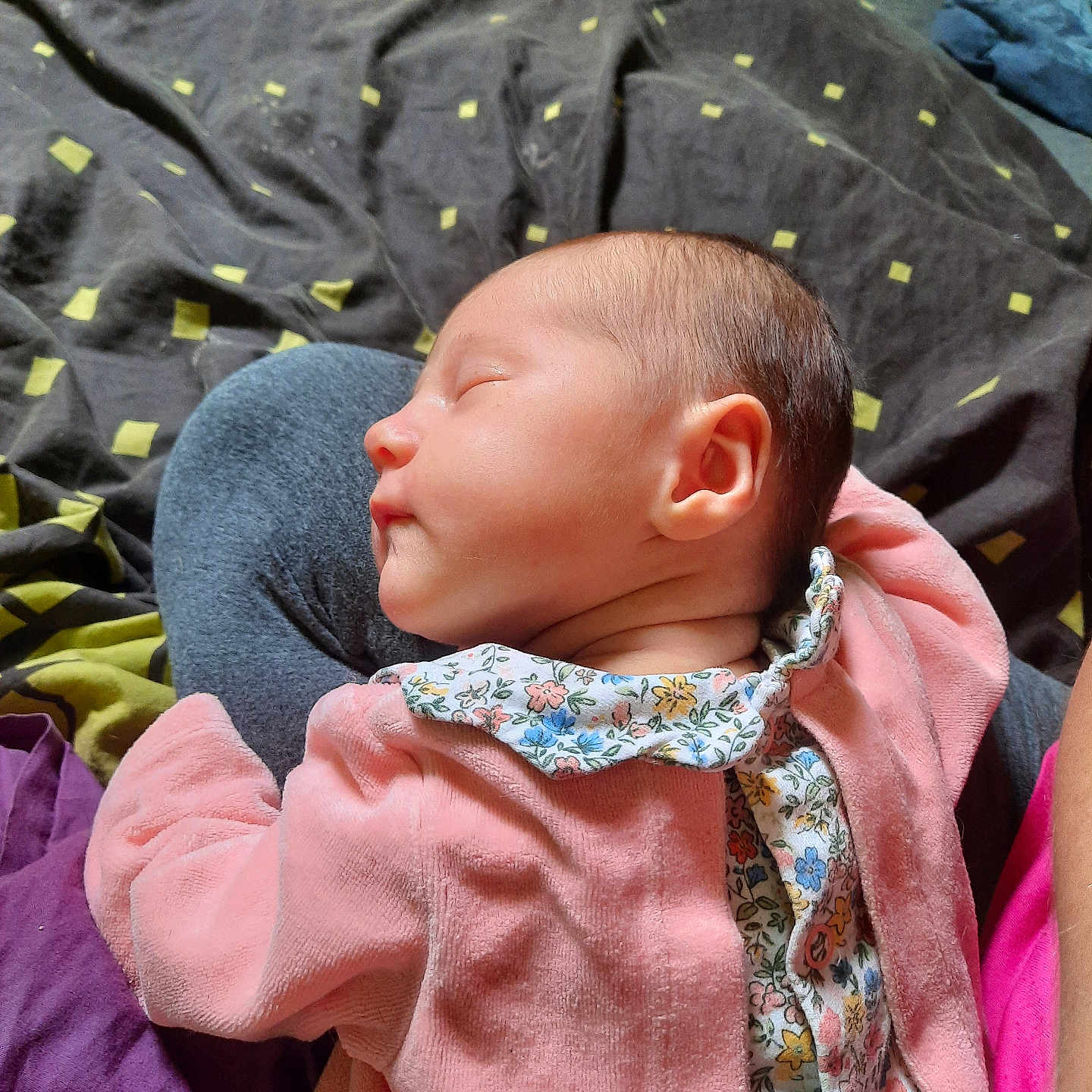 Malou participe au concours pour gagner de l'argent avec cette photo : baby, bed, blanket, closeup, comfort, ear, face, floral_pattern, head, human, indoor, infant, newborn, person, pink_clothing, relaxation, resting, skin, sleeping, soft_fabric