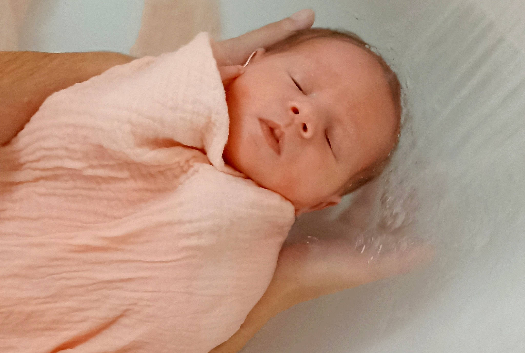 Charlotte participe au concours pour gagner de l'argent avec cette photo : baby, baby_products, baby_sleeping, baby_toddler_clothing, bathing, bedtime, child, childbirth, comfort, event, eyelash, flesh, human_body, linens, person, portrait_photography, sleep, toddler