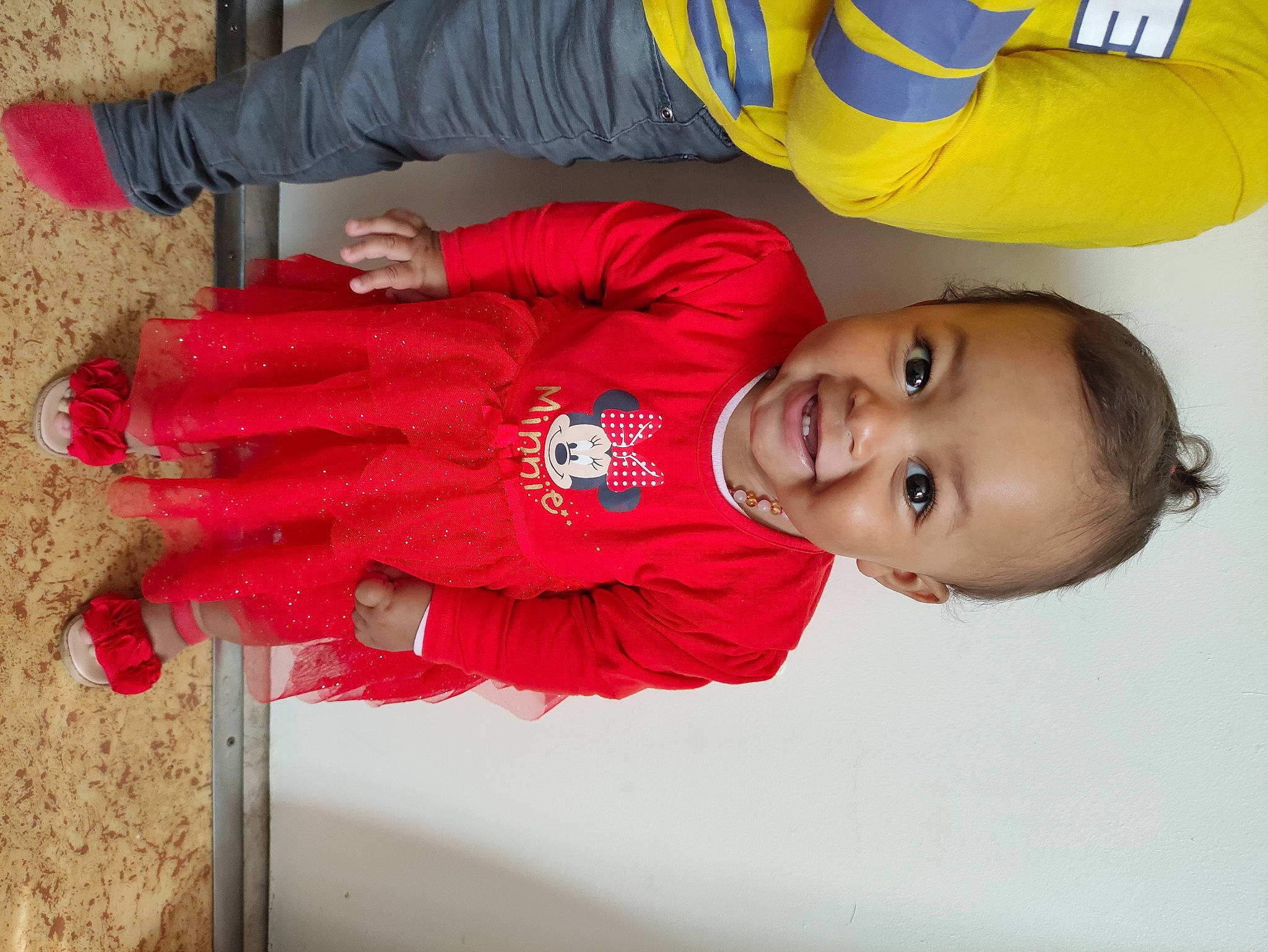 Aminata a rejoint le concours — aidez-le/la à gagner de superbes lots ! baby_toddler_clothing, carmine, child, clothing, fun, happy, hat, person, recreation, red, sleeve, smile, sneakers, t_shirt, toddler, tree, walking_shoe, white