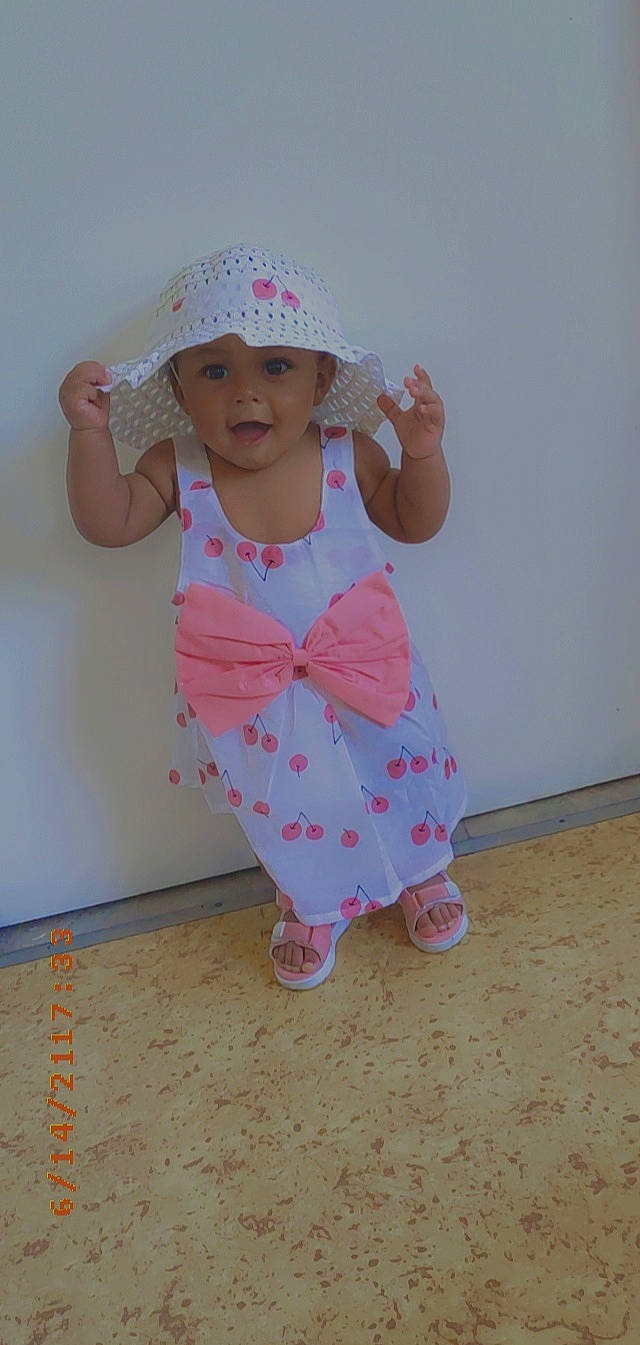 Aminata a rejoint le concours — aidez-le/la à gagner de superbes lots ! baby_toddler_clothing, baseball_cap, cap, child, costume, face, fashion_accessory, fun, gesture, happy, headwear, human_body, human_leg, leg, magenta, pattern, person, pink, skin, sleeve