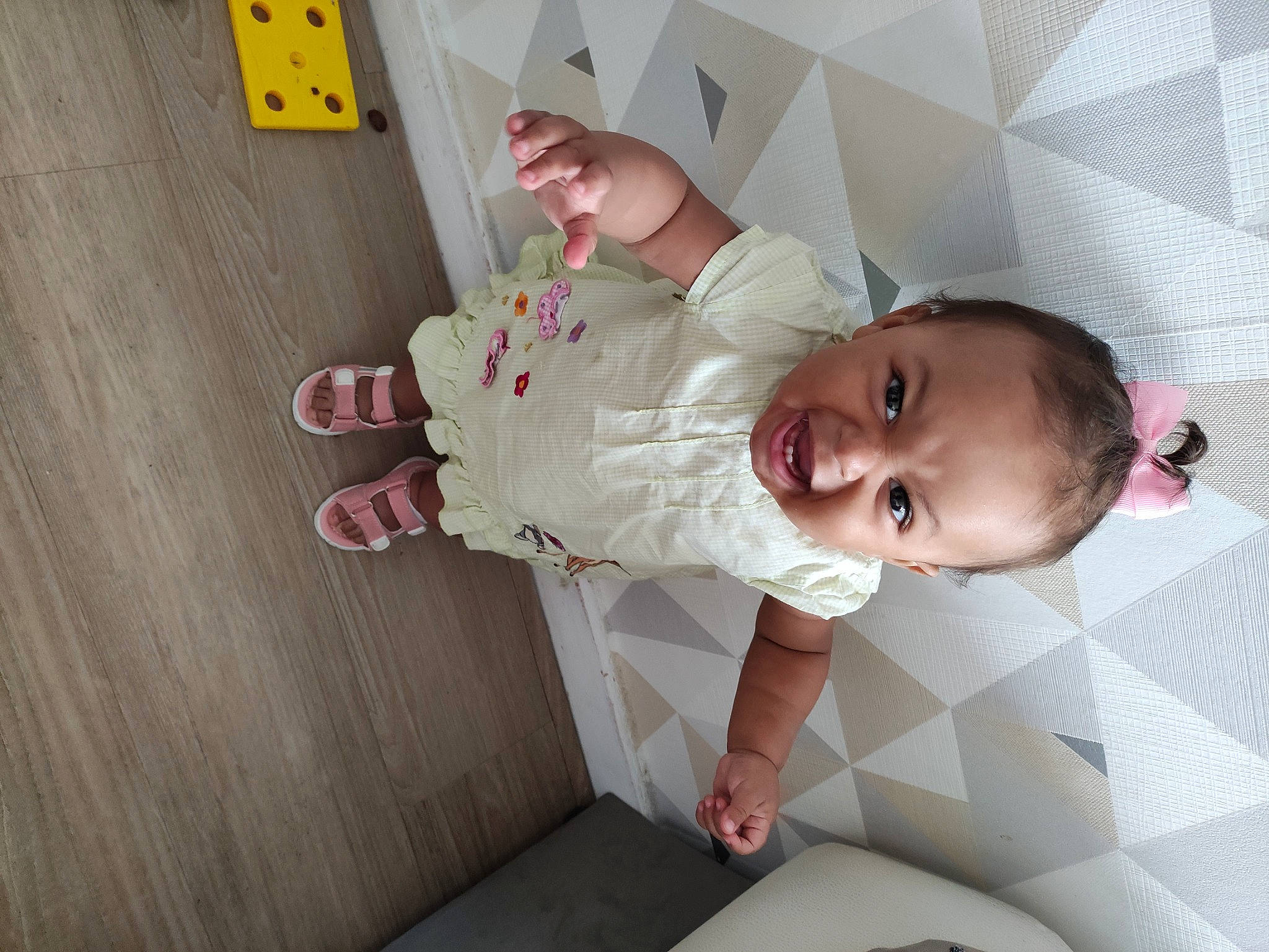 Aminata participe au concours pour gagner de l'argent avec cette photo : baby, baby_products, baby_safety, baby_toddler_clothing, cheek, child, comfort, floor, flooring, foot, hardwood, iris, mouth, pattern, person, room, skin, toddler, varnish, wood