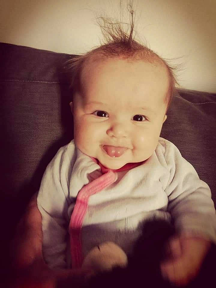 Lya a rejoint le concours — aidez-le/la à gagner de superbes lots ! baby, baby_toddler_clothing, cheek, chin, cloud, cool, ear, eyebrow, face, flash_photography, happy, iris, lip, nose, person, skin, sleeve, smile, t_shirt, tints_and_shades