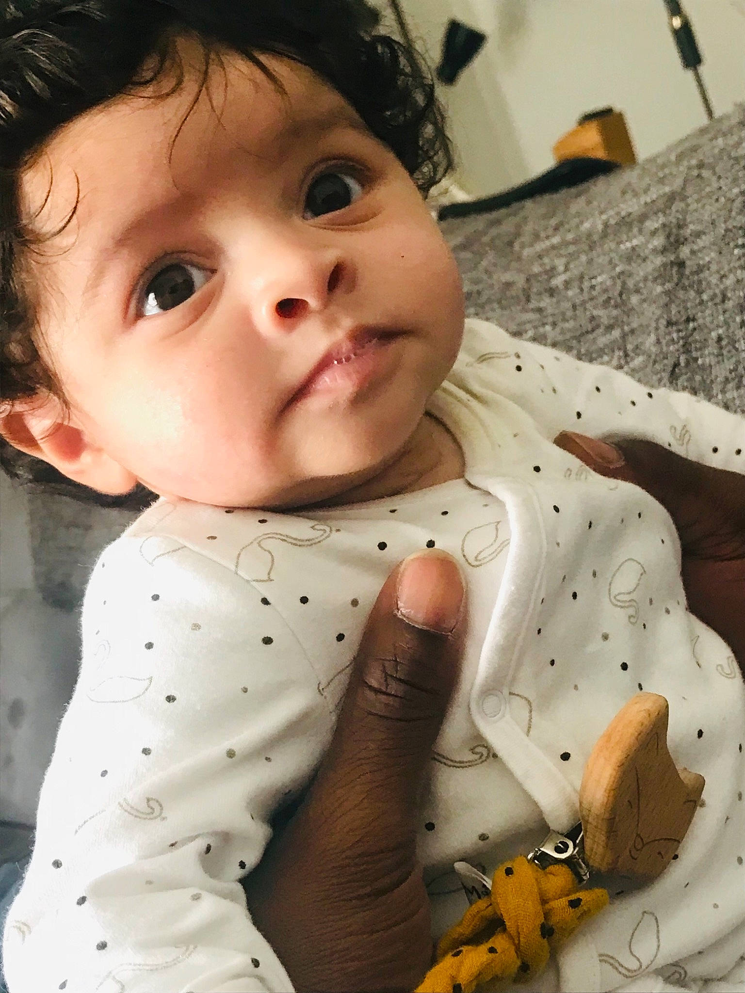 Ayna participe au concours pour gagner de l'argent avec cette photo : baby, baby_toddler_clothing, cheek, child, collar, dress_shirt, eye, eyebrow, eyelash, gesture, happy, iris, lip, mouth, neck, nose, person, skin, sleeve, thumb