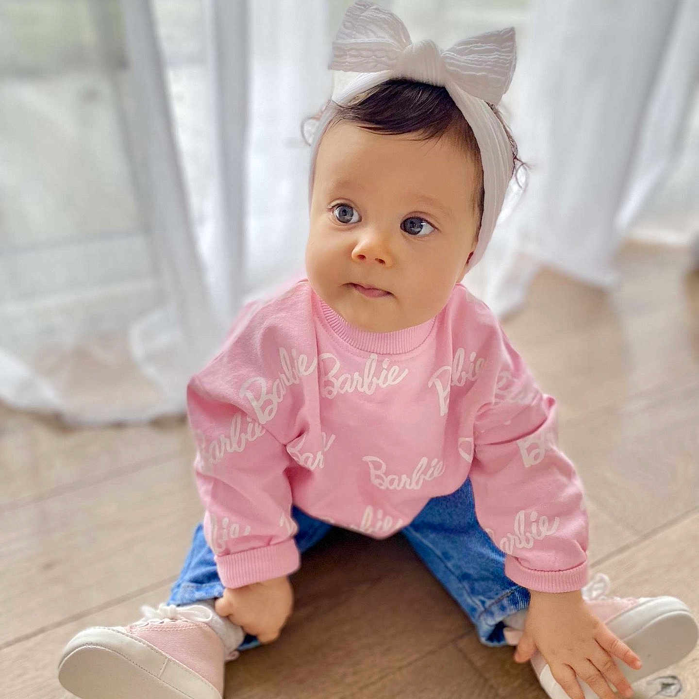 Luïza participe au concours pour gagner de l'argent avec cette photo : baby, babycrawling, clothing, crawling, doll, pants, person, sitting, sleeve, toy