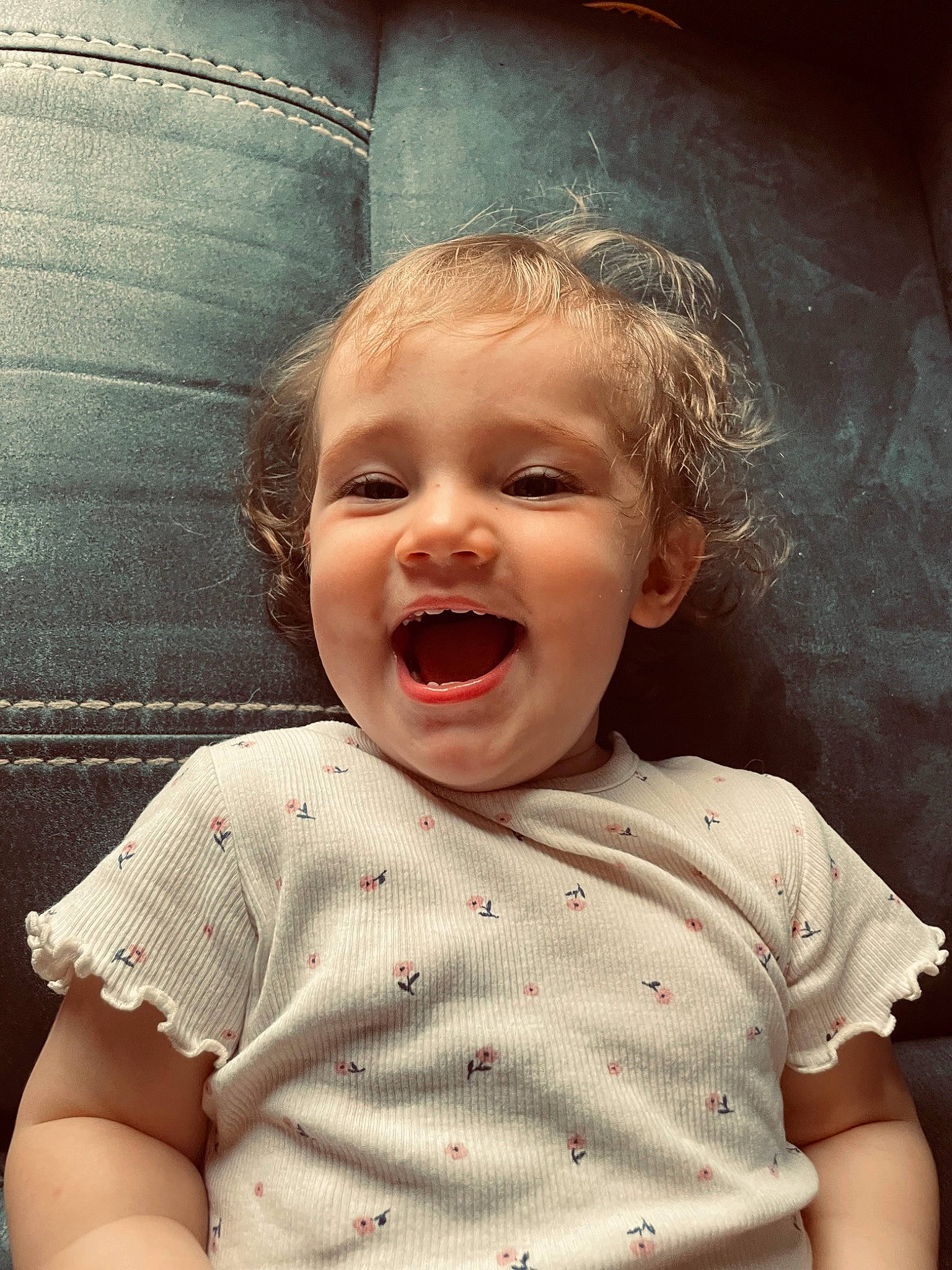 Emmy a rejoint le concours — aidez-le/la à gagner de superbes lots ! baby_toddler_clothing, cheek, chin, eye, facial_expression, flash_photography, gesture, happy, human_body, iris, jaw, lip, mouth, neck, nose, person, skin, sleeve, smile, standing