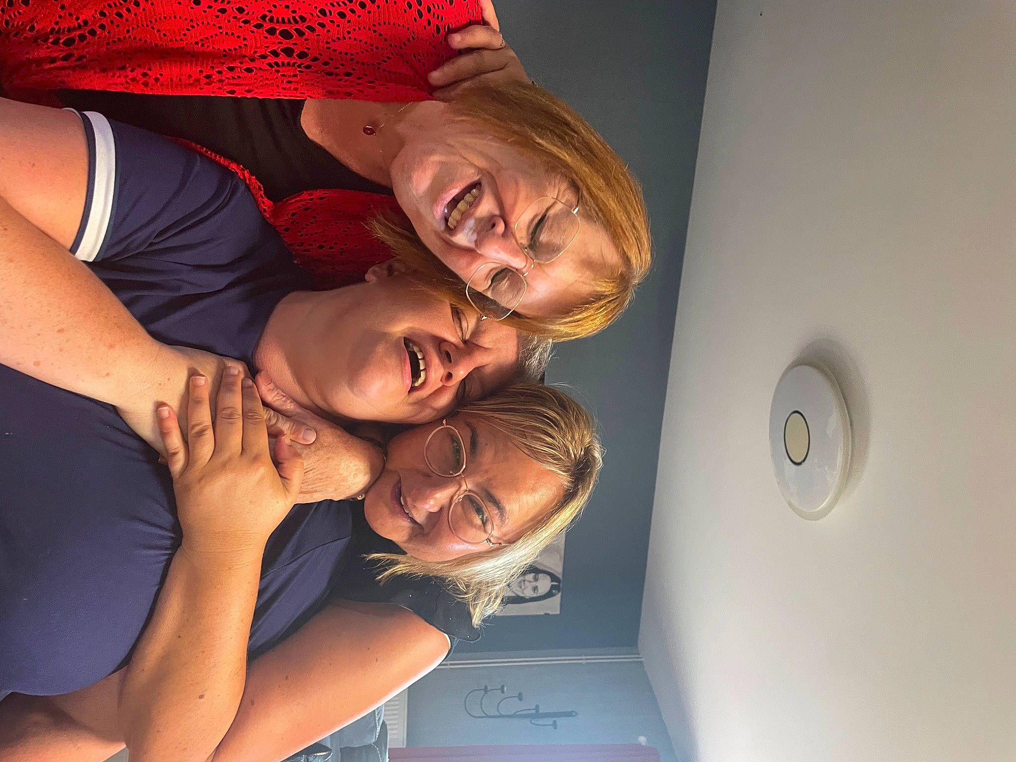 Emmy a rejoint le concours — aidez-le/la à gagner de superbes lots ! abdomen, arm, chest, child, comfort, elbow, event, eyewear, flash_photography, fun, gesture, happy, joy, laugh, leisure, love, person, room, shoulder, smile