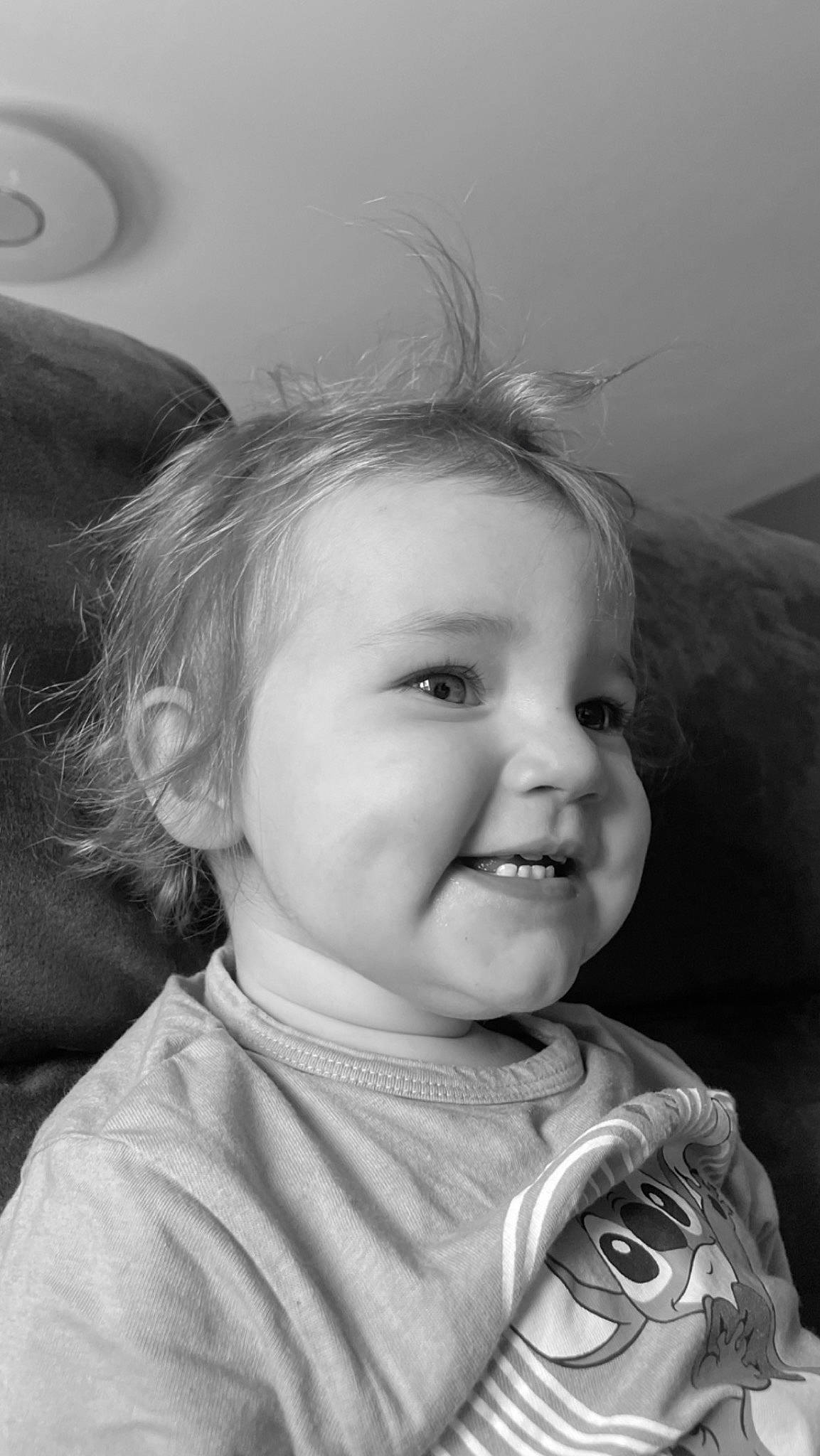 Emmy a rejoint le concours — aidez-le/la à gagner de superbes lots ! black, black_and_white, cheek, ear, eye, eyelash, face, flash_photography, hair, happy, head, iris, lip, mouth, nose, organ, person, photograph, skin, smile