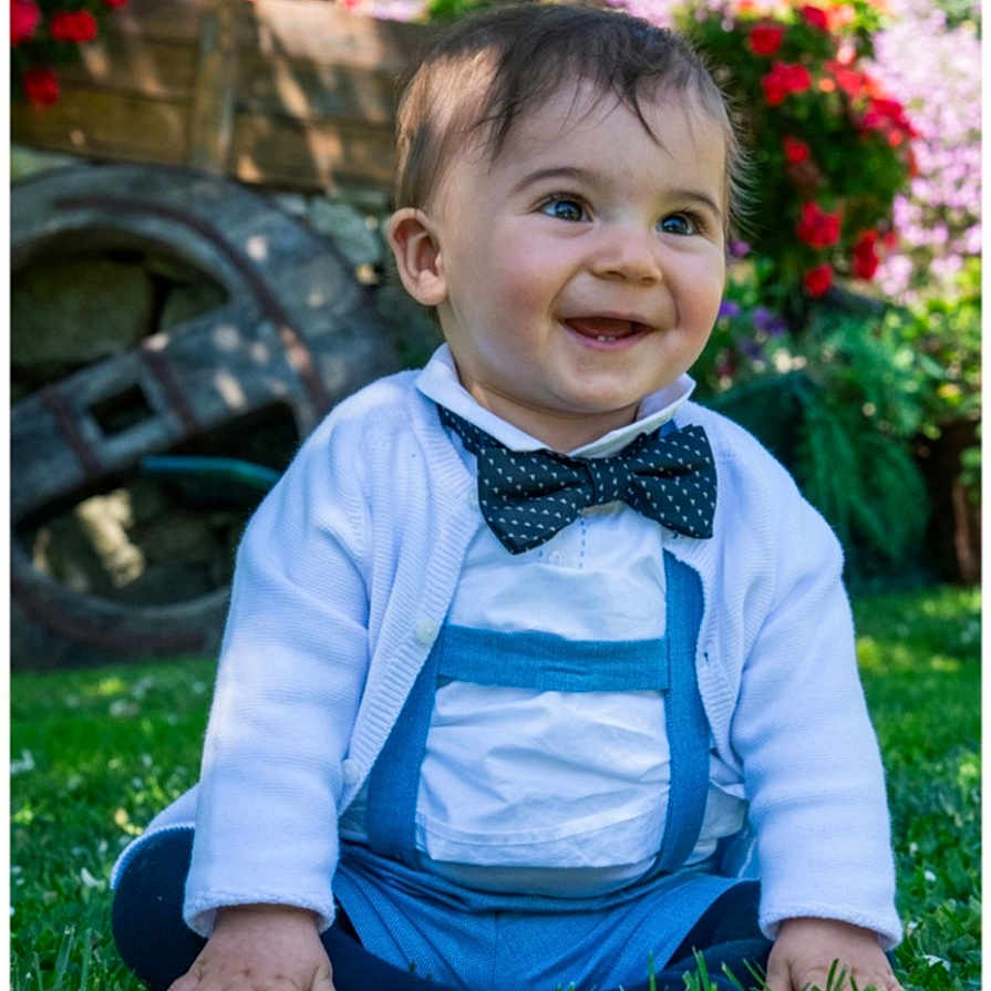 Gonçalo a rejoint le concours — aidez-le/la à gagner de superbes lots ! baby, bow_tie, cardigan, child, clothing, cute, daylight, face, flower, garden, grass, greenery, happy, infant, nature, outdoor, portrait, sitting, smiling, suspenders
