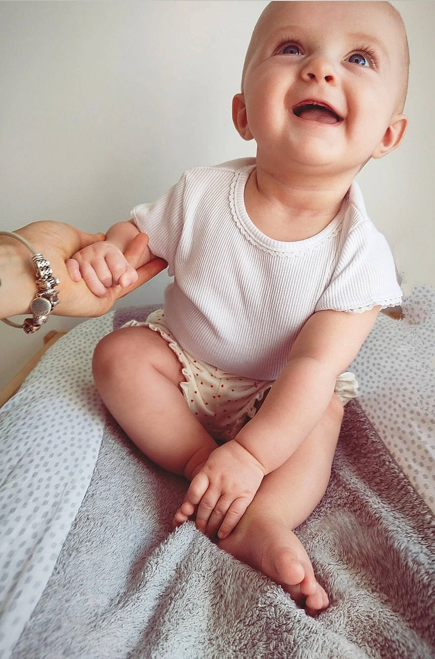 Anaë a rejoint le concours — aidez-le/la à gagner de superbes lots ! arm, baby, baby_toddler_clothing, cheek, comfort, eye, face, finger, hand, head, human_body, iris, joint, joy, lip, neck, person, pink, shoulder, skin