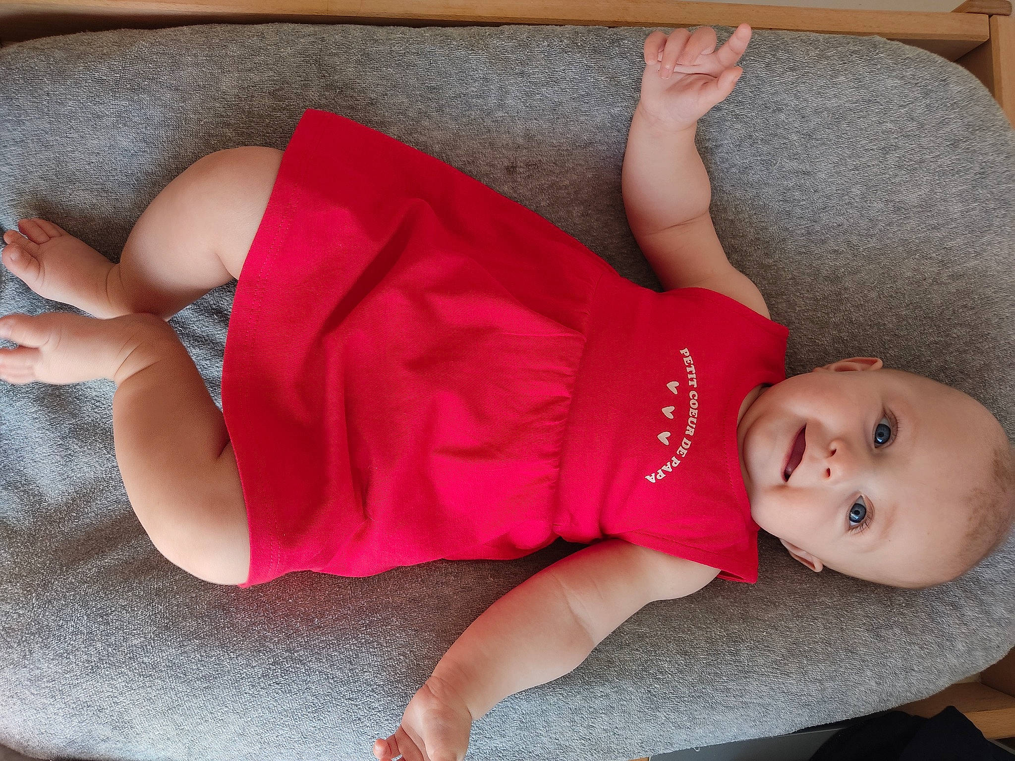 Anaë participe au concours pour gagner de l'argent avec cette photo : abdomen, baby_toddler_clothing, comfort, elbow, facial_expression, finger, foot, headgear, human_body, human_leg, joint, knee, leg, mouth, person, skin, sleeve, thigh, toddler, trunk