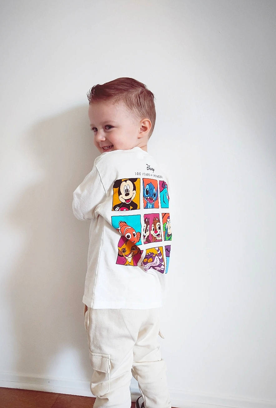 Emilio a rejoint le concours — aidez-le/la à gagner de superbes lots ! art, baby, baby_toddler_clothing, child, collar, denim, dress_shirt, fashion_design, formal_wear, human_body, joy, neck, pajamas, pattern, person, sleeve, suit, t_shirt, toddler, top