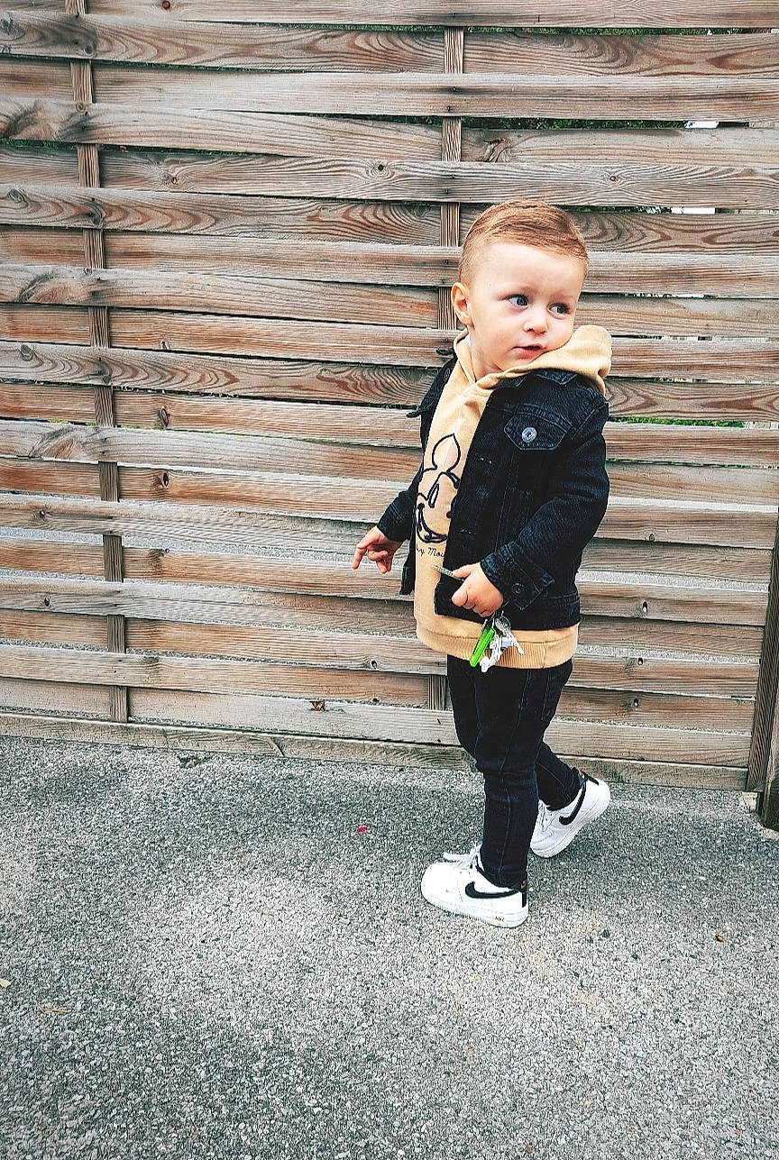 Emilio a rejoint le concours — aidez-le/la à gagner de superbes lots ! child, child_model, flash_photography, formal_wear, grass, happy, pattern, people_in_nature, person, portrait_photography, shadow, sitting, sleeve, symmetry, tints_and_shades, toddler, wood