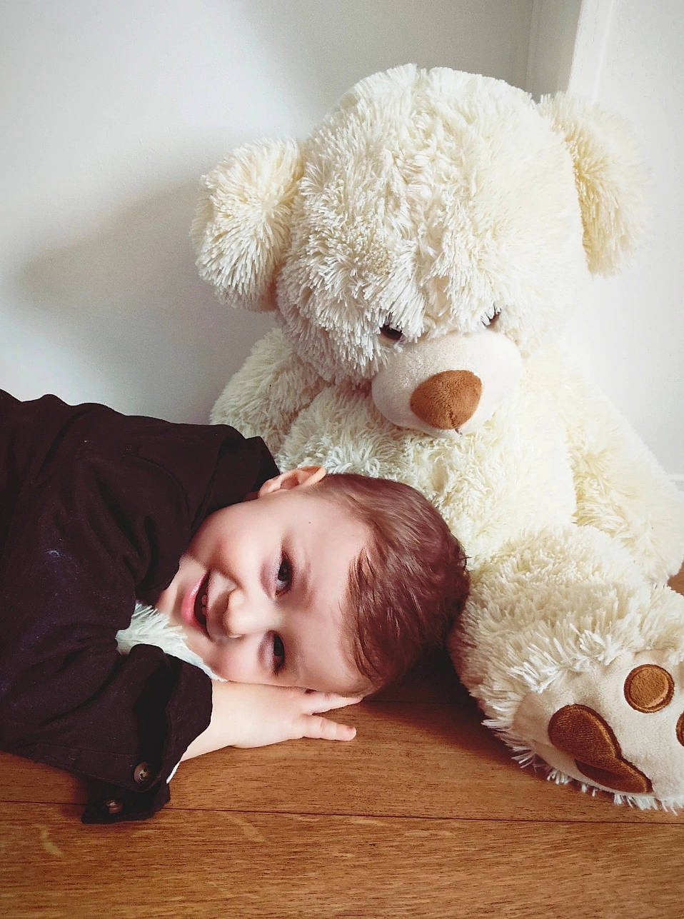 Emilio a rejoint le concours — aidez-le/la à gagner de superbes lots ! art, baby_sleeping, child, comfort, eyelash, fashion_accessory, flash_photography, flooring, fur, happy, human_body, joy, linens, lip, person, plush, room, stuffed_toy, teddy_bear, toddler