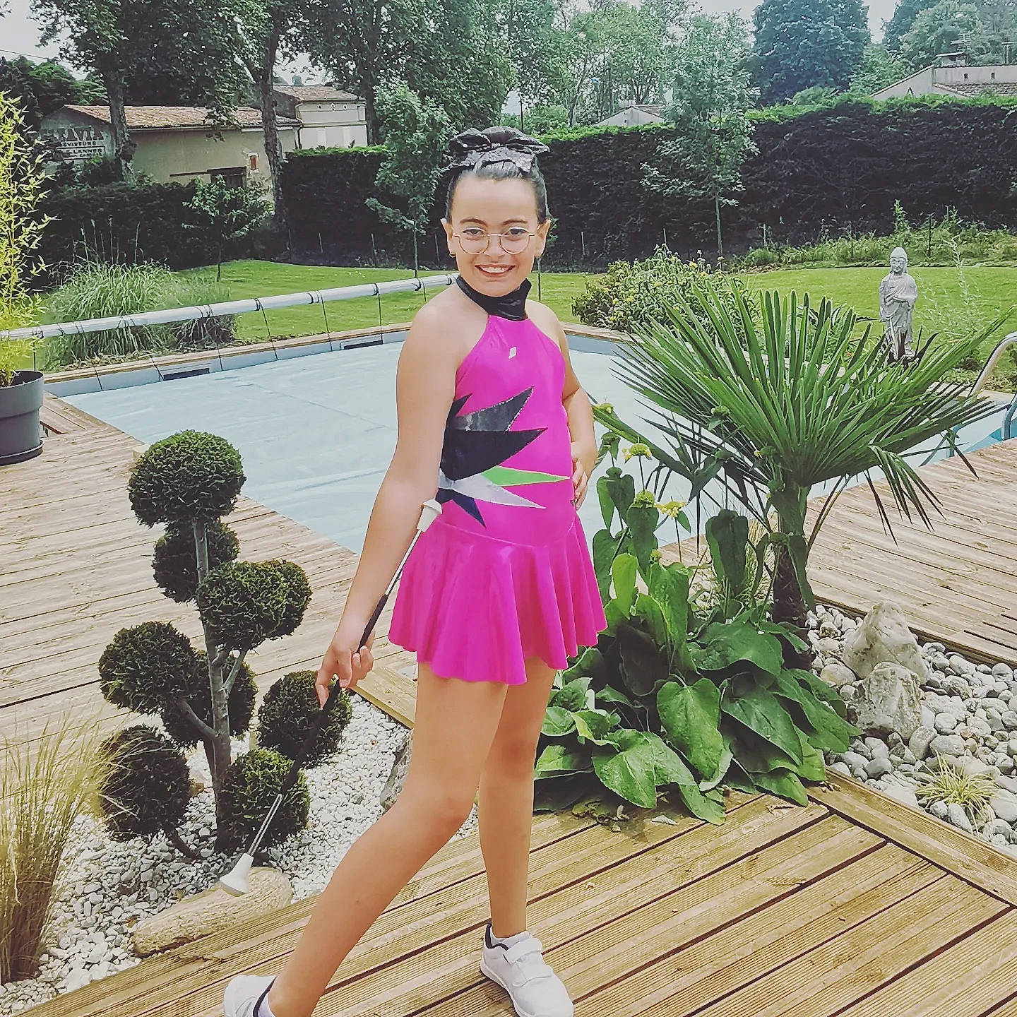 Lyndsey a rejoint le concours — aidez-le/la à gagner de superbes lots ! abdomen, botany, day_dress, electric_blue, fashion_design, grass, happy, human_leg, joy, knee, leg, leisure, magenta, person, plant, shoulder, smile, sportswear, thigh, tree