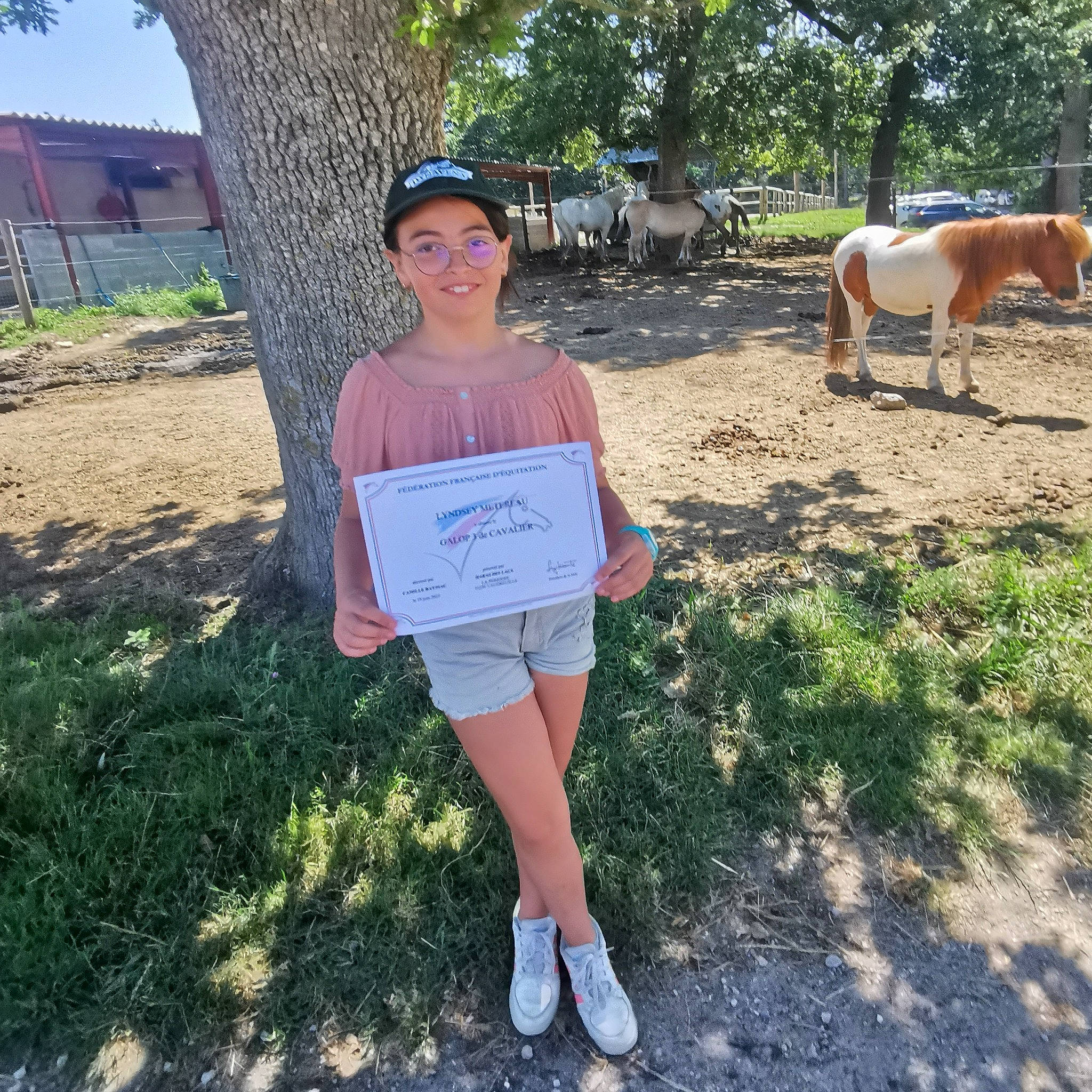 Lyndsey a rejoint le concours — aidez-le/la à gagner de superbes lots ! electric_blue, eyewear, fun, grass, happy, headwear, human_leg, joy, landscape, leisure, pack_animal, person, plant, recreation, smile, soil, summer, t_shirt, tree, trunk
