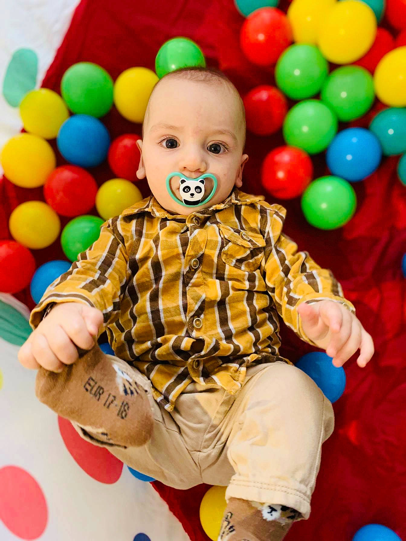 Milo a rejoint le concours — aidez-le/la à gagner de superbes lots ! baby, baby_playing_with_toys, baby_toddler_clothing, ball_pit, balloon, child, event, fun, happy, party_supply, pattern, person, play, sitting, sleeve, smile, sweetness, t_shirt, toddler, toy