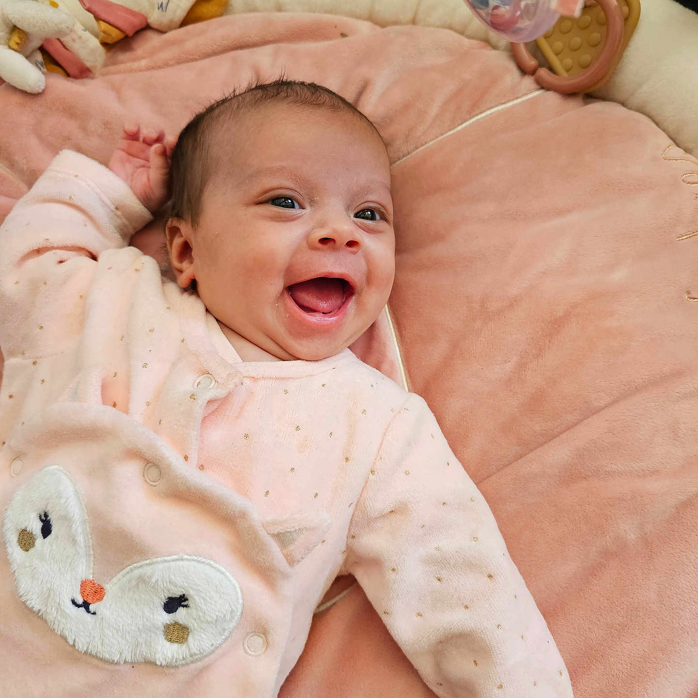 Taliyah participe au concours pour gagner de l'argent avec cette photo : baby, smiling, infant, pink_blanket, baby_clothing, face, happy, lying_down, soft_toys, cute, child, indoors, cozy, infant_wear, newborn, cheerful, baby_girl, playful, close_up, portrait