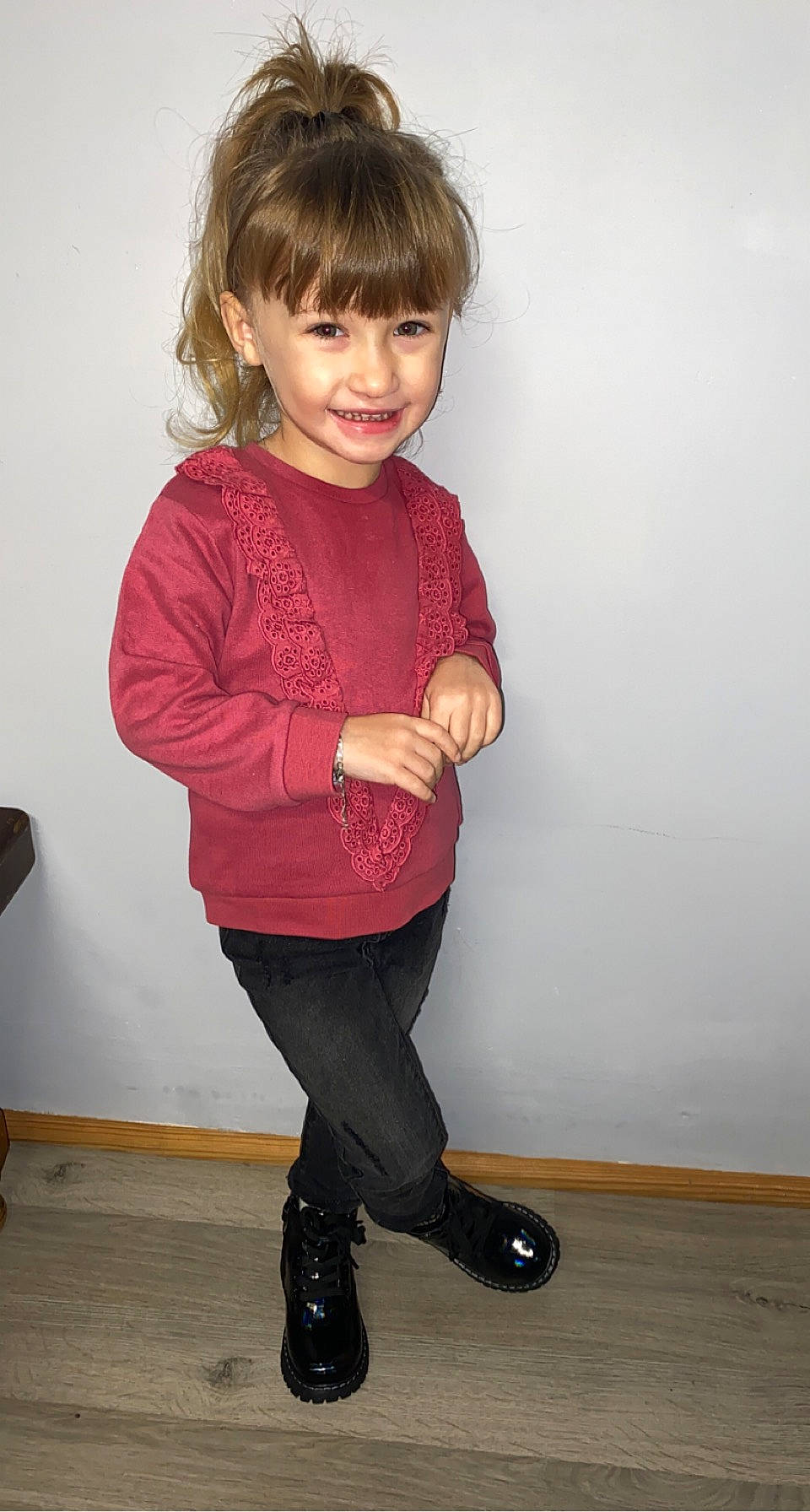 Mélya participe au concours pour gagner de l'argent avec cette photo : baby_toddler_clothing, clothing, fashion_design, flooring, happy, jeans, joint, joy, knee, leg, neck, pattern, person, shoulder, sleeve, smile, standing, t_shirt, thigh, toddler