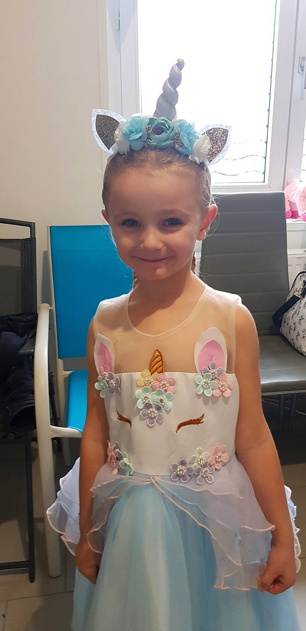 Louna a rejoint le concours — aidez-le/la à gagner de superbes lots ! child, costume, dress, ear, fashion, fashion_accessory, hair, hair_accessory, hair_coloring, hairstyle, head, headpiece, joy, neck, person, shoulder