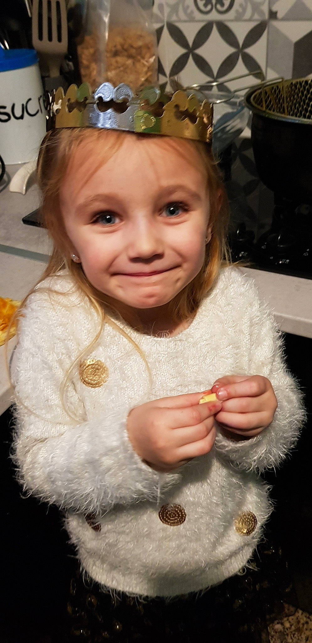 Louna a rejoint le concours — aidez-le/la à gagner de superbes lots ! baby, cheek, child, child_model, costume, crown, face, fashion_accessory, fur, fur_clothing, hair_accessory, head, headband, headgear, headpiece, joy, lip, person, smile, tiara