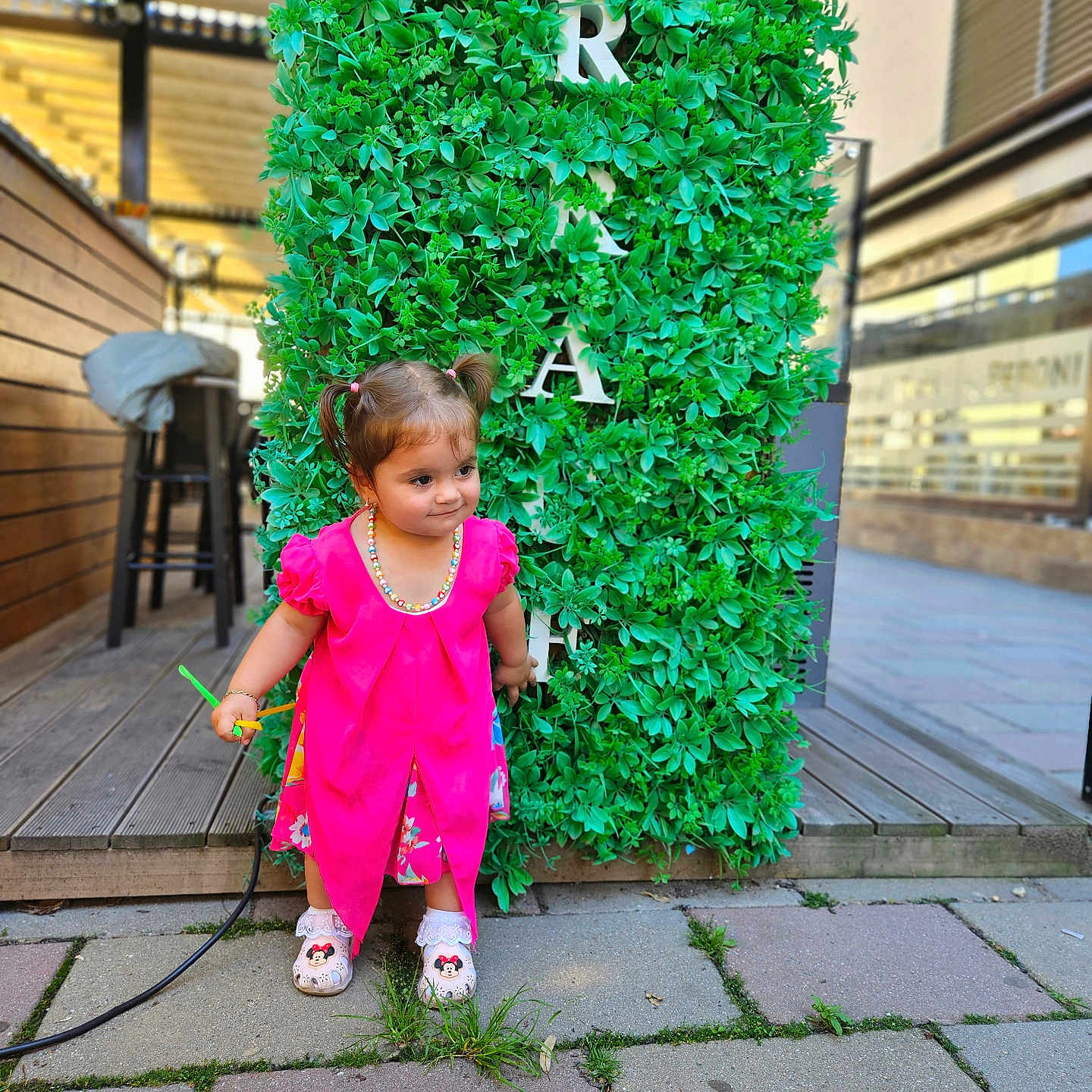 Léa Maria a rejoint le concours — aidez-le/la à gagner de superbes lots ! accessories, child, city, face, female, flagstone, girl, head, herbal, herbs, path, person, photography, plant, portrait, pottedplant, road, strap, street, walkway