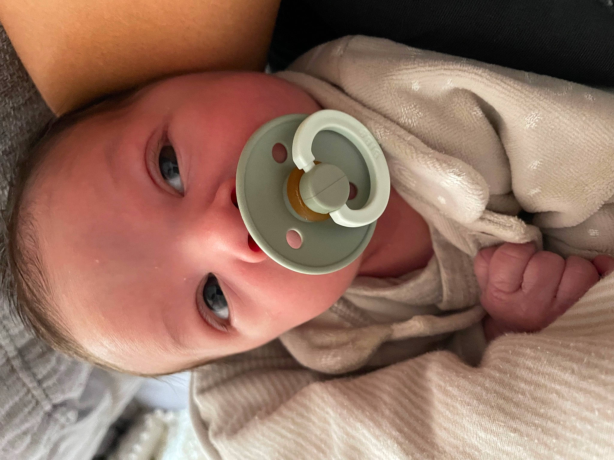 Lou participe au concours pour gagner de l'argent avec cette photo : baby, baby_toddler_clothing, cheek, chin, ear, eyebrow, eyelash, finger, headgear, iris, lip, mammal, mouth, neck, nose, person, product, skin, smile, textile