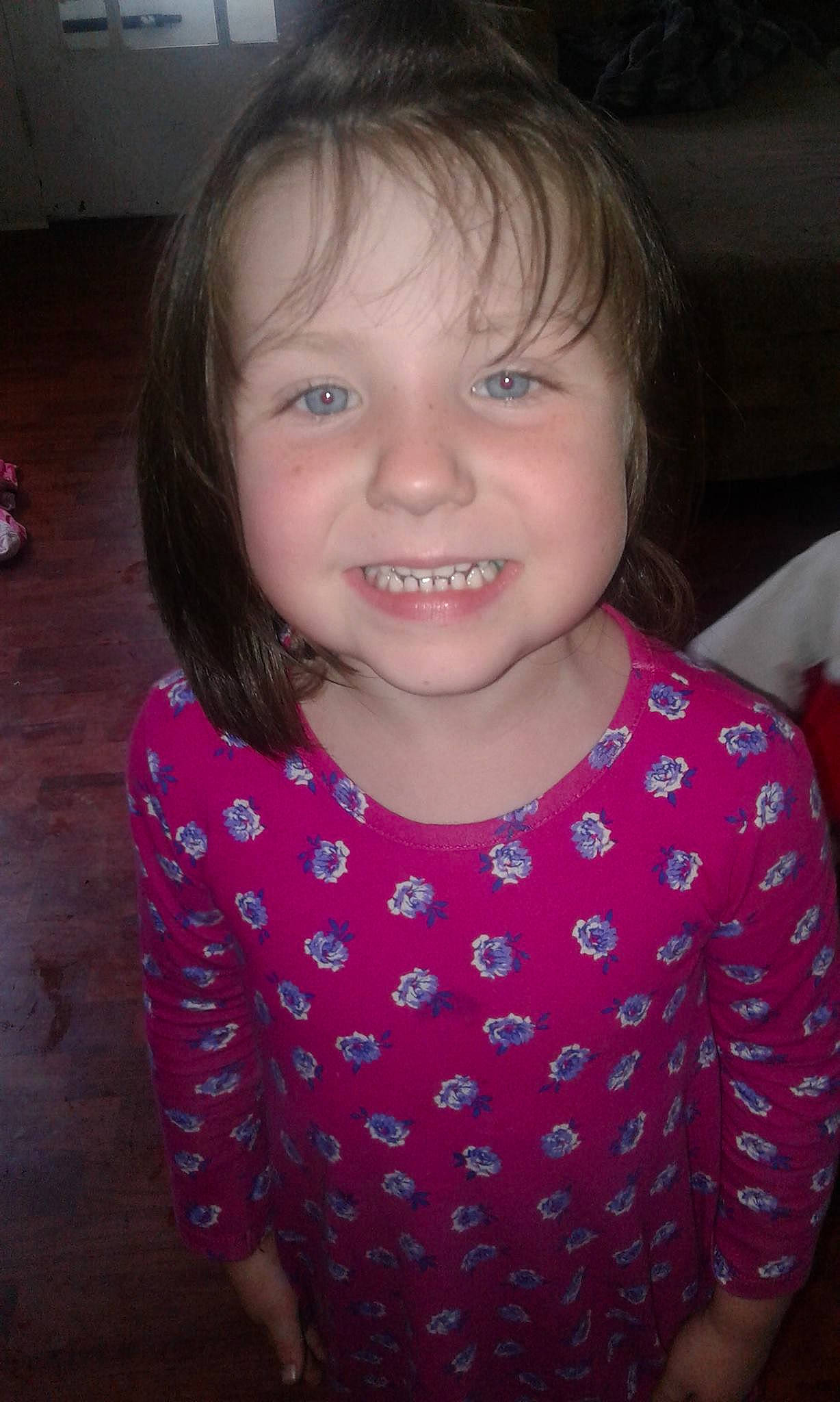 Ríleigh is registered to the contest to win money with this photo: cheek, child, chin, eye, face, facial_expression, forehead, fun, hair, head, iris, joy, laugh, lip, organ, pattern, person, pink, skin, smile