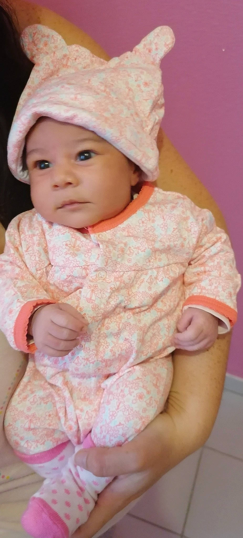 Tiya a rejoint le concours — aidez-le/la à gagner de superbes lots ! baby, cap, cheek, child, head, headgear, headwear, outerwear, peach, person, pink, skin, sleeve, smile, toddler