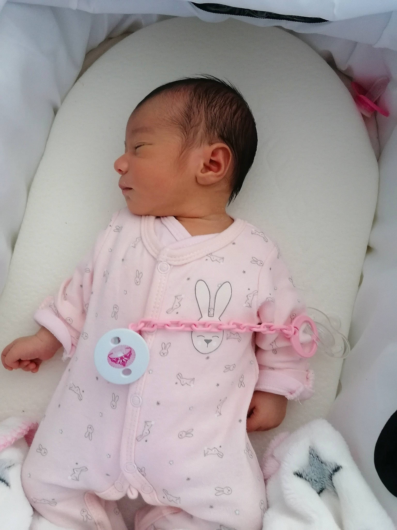 Tiya participe au concours pour gagner de l'argent avec cette photo : baby, baby_products, baby_toddler_clothing, bedtime, cheek, child, person, pink, product, skin, sleep, toddler