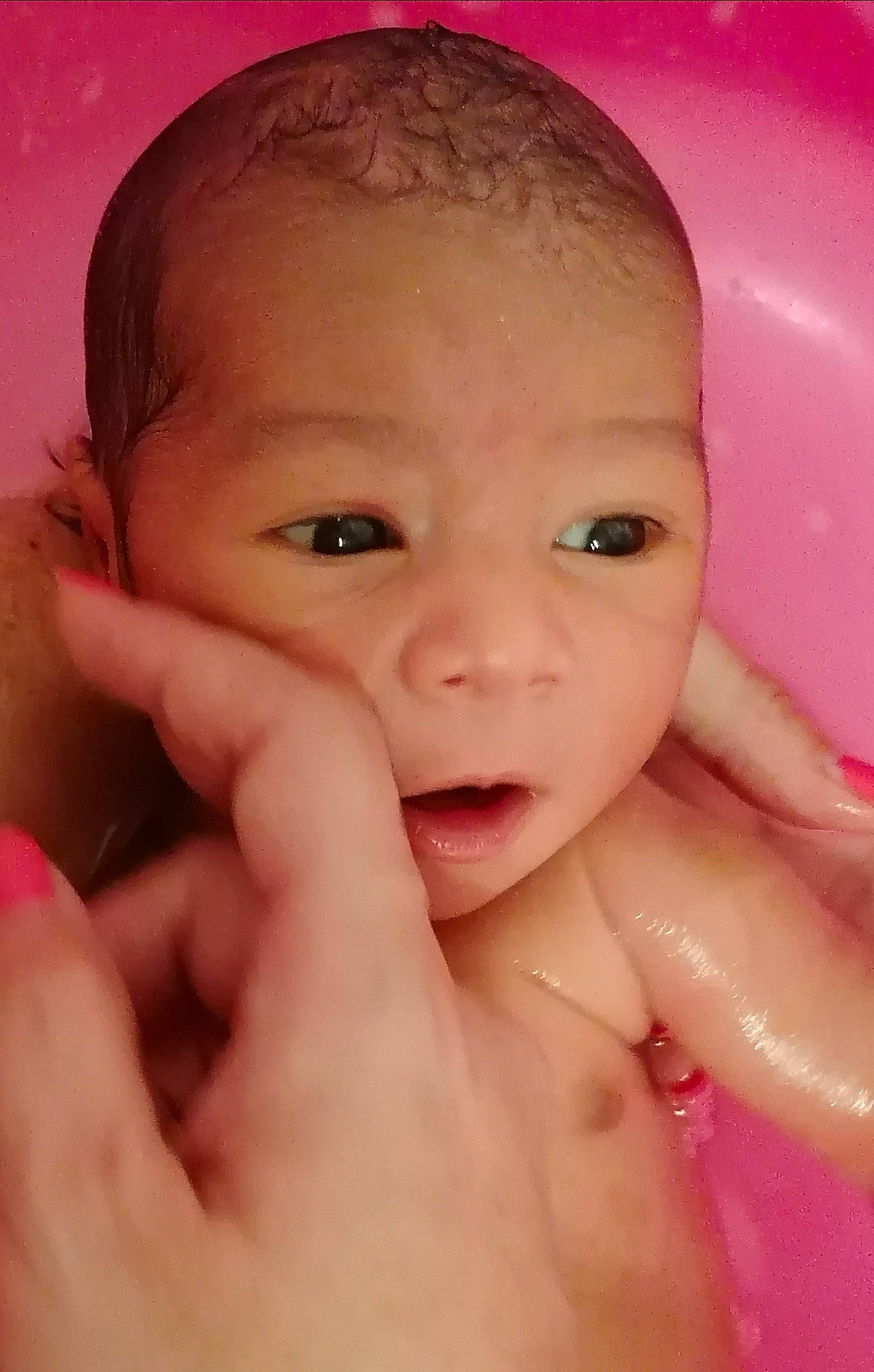 Tiya a rejoint le concours — aidez-le/la à gagner de superbes lots ! baby, bathing, beauty, cheek, child, chin, close_up, eye, eyebrow, face, facial_expression, finger, forehead, head, lip, mouth, nose, person, pink, skin
