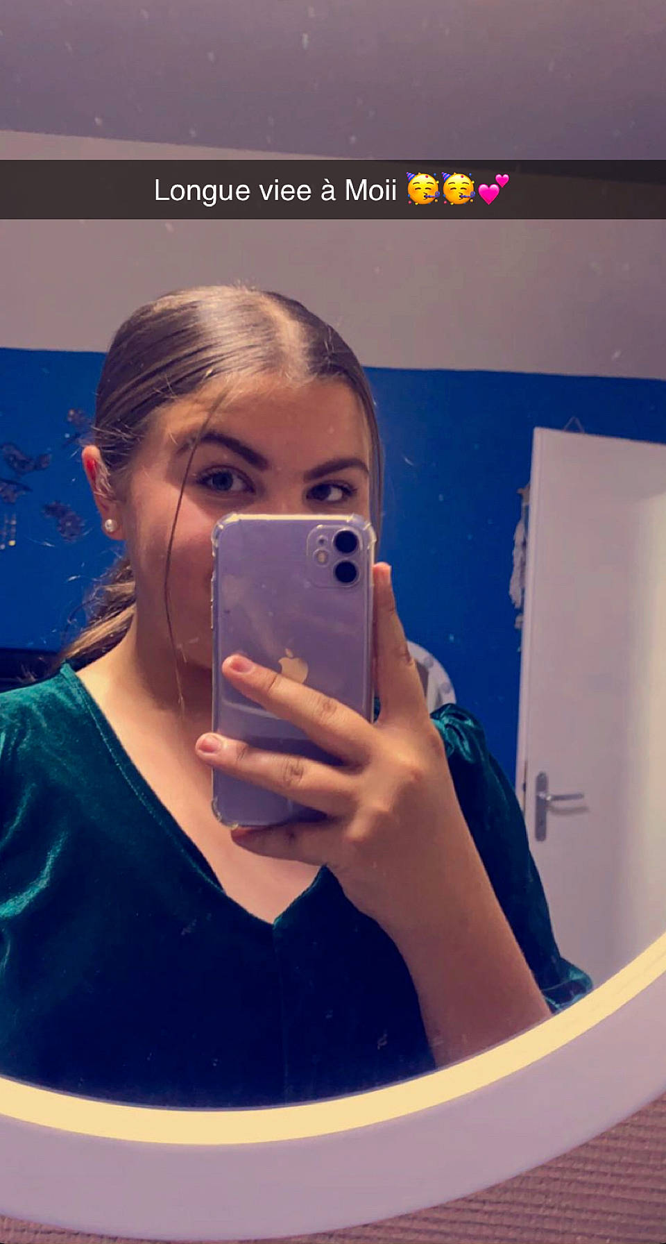 Ciara participe au concours pour gagner de l'argent avec cette photo : arm, audio_equipment, blond, communication_device, electric_blue, electronic_device, eyelash, eyewear, fun, gadget, gesture, jewellery, lip, long_hair, mirror, mobile_phone, nail, neck, person, portable_communications_device