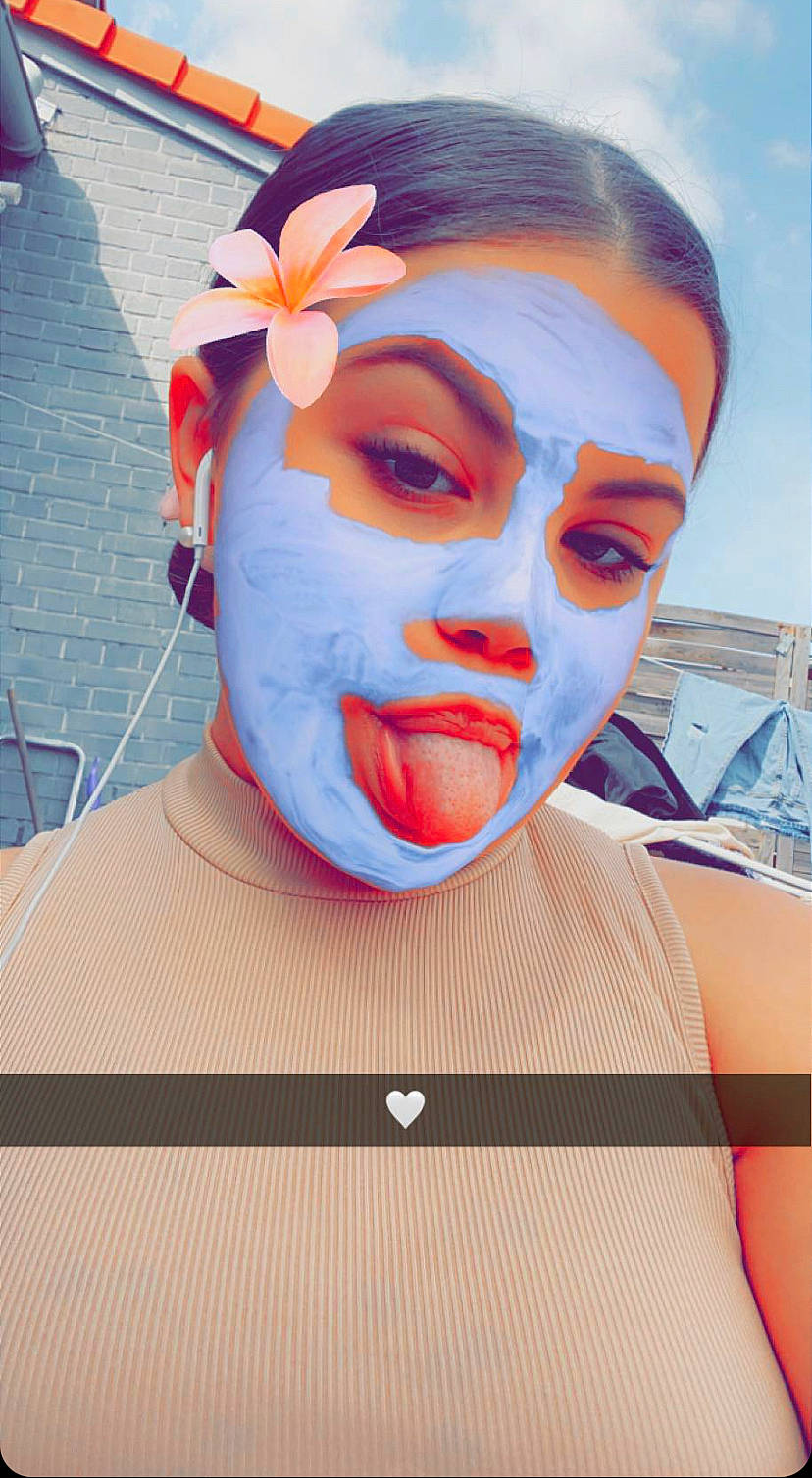 Ciara a rejoint le concours — aidez-le/la à gagner de superbes lots ! art, chin, clown, cool, electric_blue, entertainment, event, eyewear, facial_expression, fan, fun, happy, headgear, human, masque, mouth, nose, orange, performing_arts, person