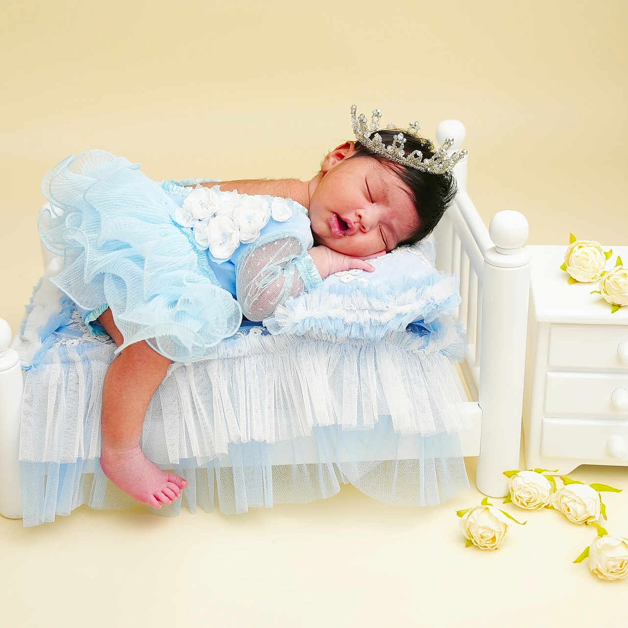 Skye participe au concours pour gagner de l'argent avec cette photo : adorable, baby, blue_dress, crown, cute, decor, flower, indoor, infant, miniature_bed, newborn, nightstand, peaceful, portrait, resting, ruffled_bedding, sleeping, soft_light, tulle, white_roses