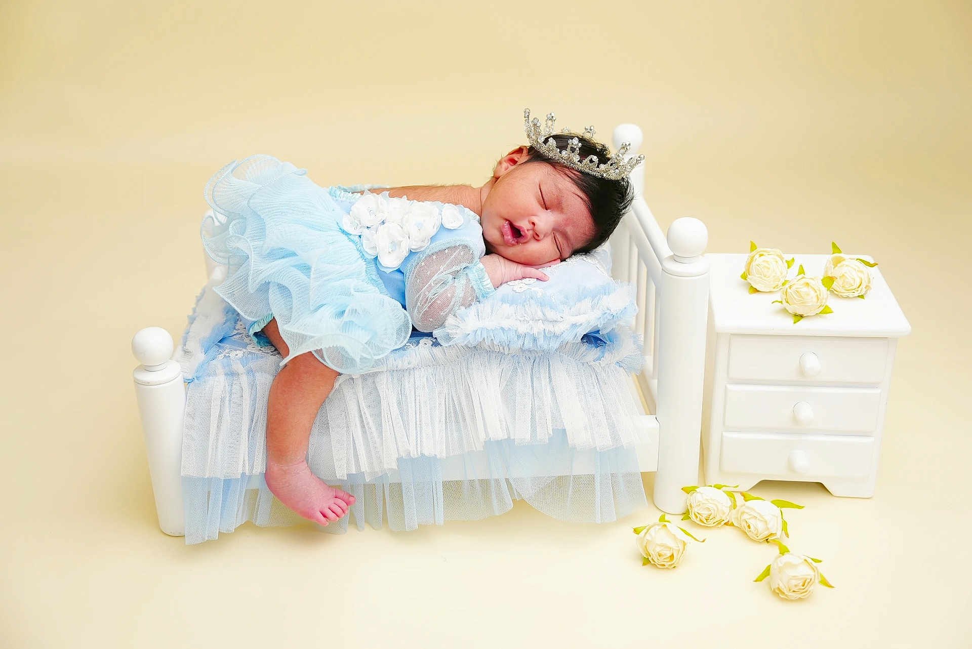 Skye participe au concours pour gagner de l'argent avec cette photo : baby, sleeping, crown, blue_dress, miniature_bed, ruffled_bedding, white_roses, nightstand, soft_light, peaceful, portrait, newborn, indoor, decor, cute, infant, tulle, flower, resting, adorable
