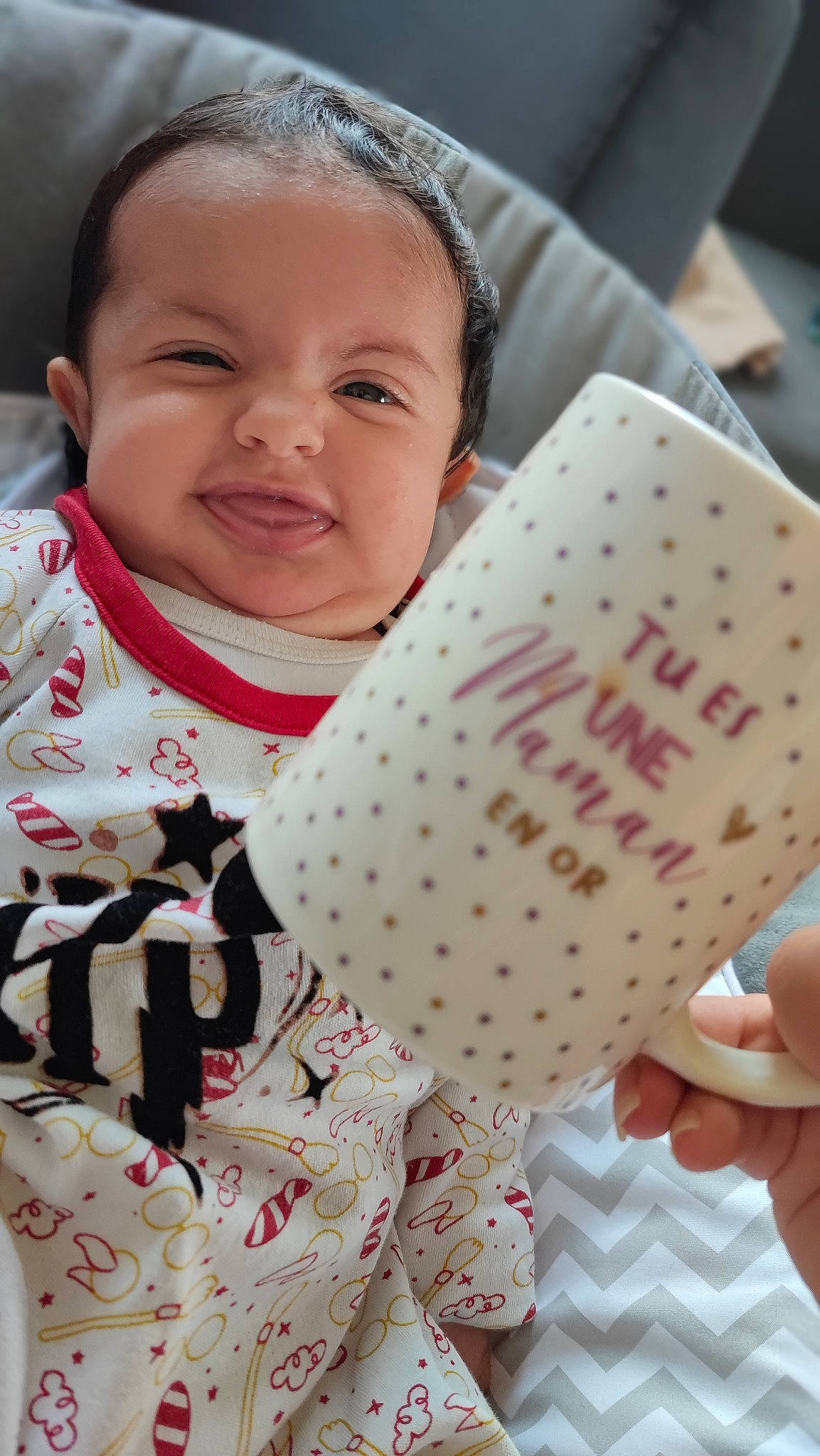 Laya participe au concours pour gagner de l'argent avec cette photo : baby, baby_products, baby_toddler_clothing, child, comfort, face, happy, linens, mammal, nail, pattern, person, pink, product, skin, sleeve, smile, textile, thumb, toddler