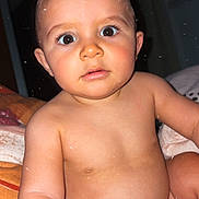 Fayver a rejoint le concours — aidez-le/la à gagner de superbes lots ! baby, bed, blanket, child, chubby, closeup, curious, cute, diaper, expression, eyes, face, human, indoor, infant, person, portrait, sitting, skin, young