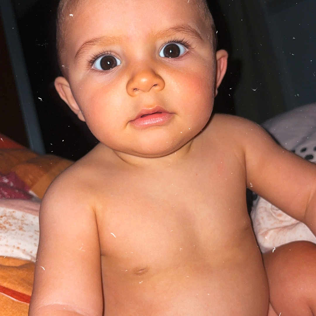 Fayver a rejoint le concours — aidez-le/la à gagner de superbes lots ! baby, bed, blanket, child, chubby, closeup, curious, cute, diaper, expression, eyes, face, human, indoor, infant, person, portrait, sitting, skin, young
