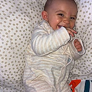 Fayver a rejoint le concours — aidez-le/la à gagner de superbes lots ! baby, infant, pajamas, smiling, laughing, cute, polka_dot, pillow, bed, blanket, child, cozy, sleepwear, happy, indoors, person, young, face, skin, cute_expression