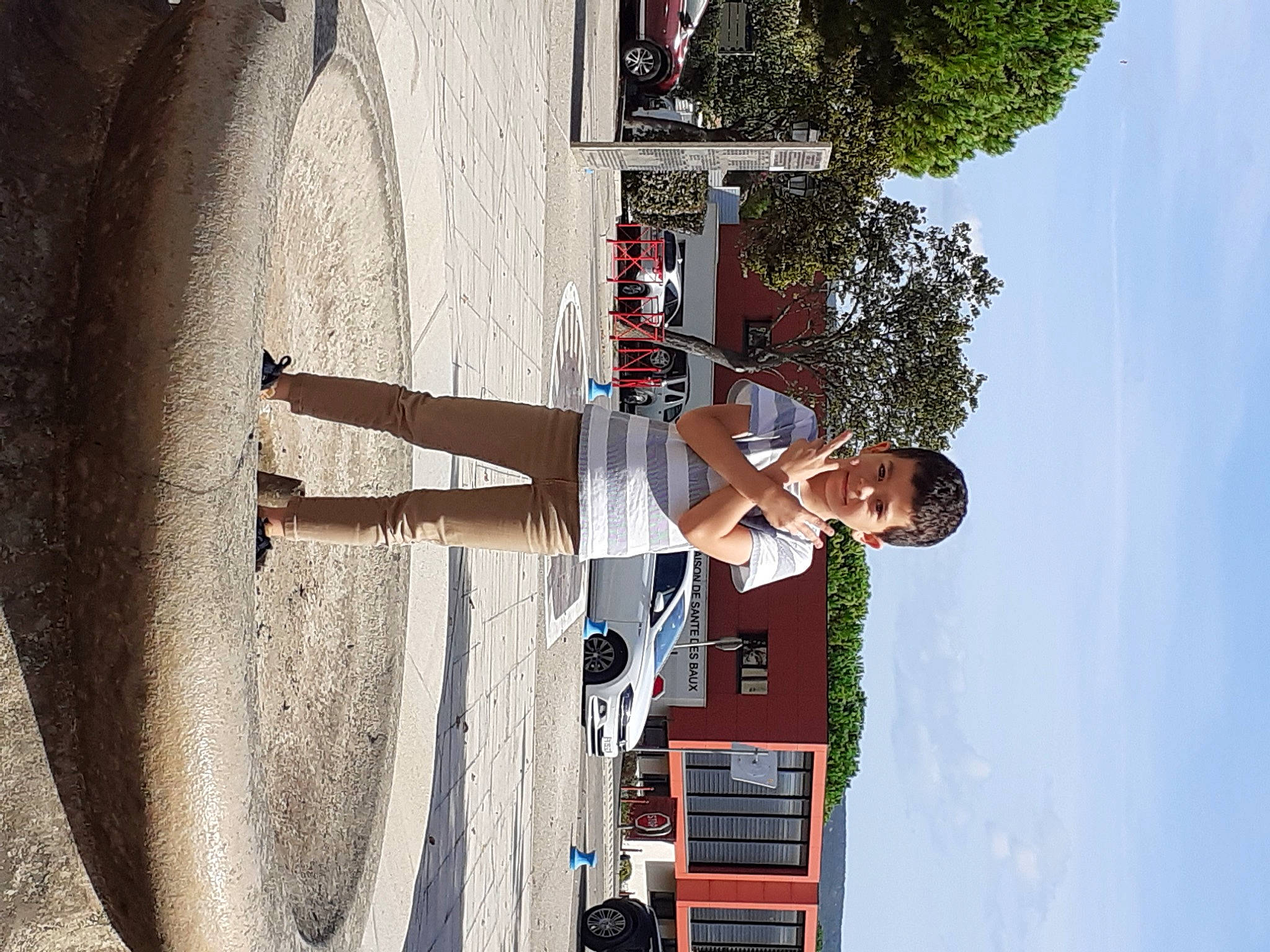 Imanol a rejoint le concours — aidez-le/la à gagner de superbes lots ! concrete, elbow, person, shadow, walking_shoe