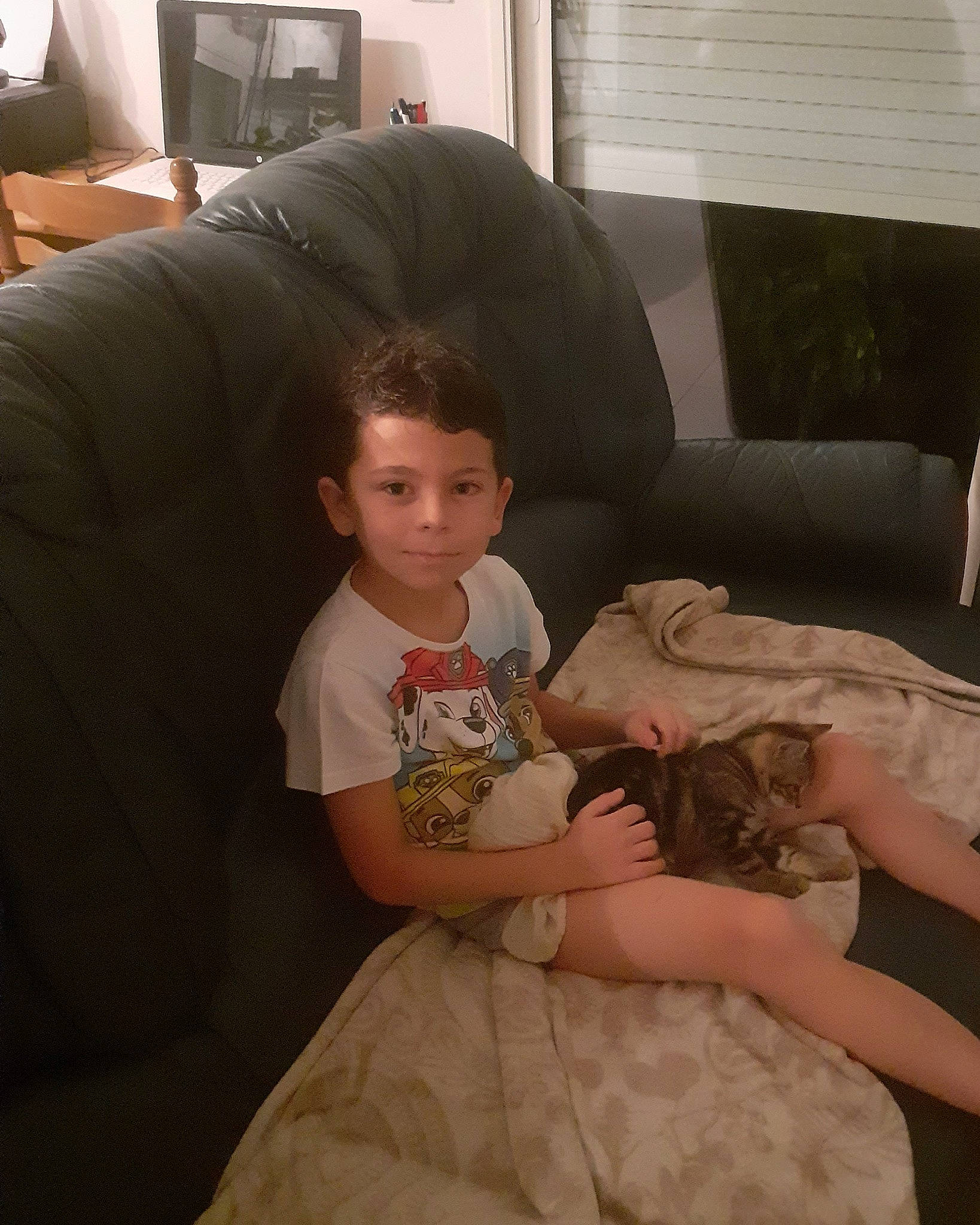 Imanol a rejoint le concours — aidez-le/la à gagner de superbes lots ! baby, baby_toddler_clothing, comfort, day_dress, dress, embellishment, foot, gown, human, interior_design, lamp, linens, living_room, one_piece_garment, person, room, ruffle, shoulder, window_blind, window_covering