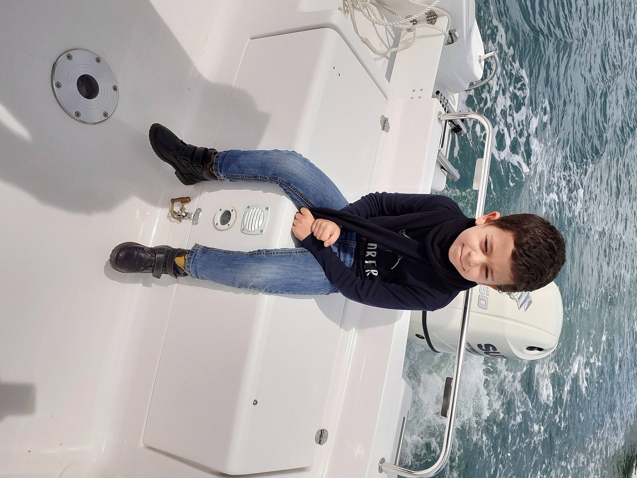 Imanol a rejoint le concours — aidez-le/la à gagner de superbes lots ! ceiling, footwear, fun, joy, leg, person, photography, space, white