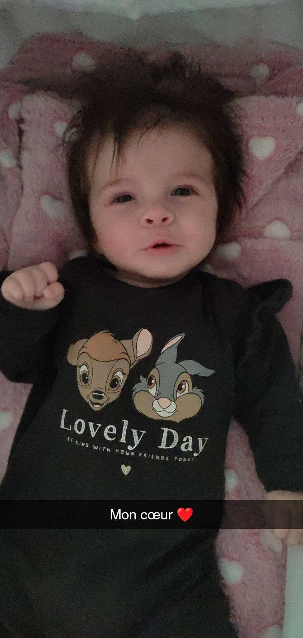 Alice a rejoint le concours — aidez-le/la à gagner de superbes lots ! baby, baby_toddler_clothing, cheek, child, cool, eye, facial_expression, font, happy, neck, organ, outerwear, person, skin, sleeve, smile, standing, t_shirt, textile, toddler