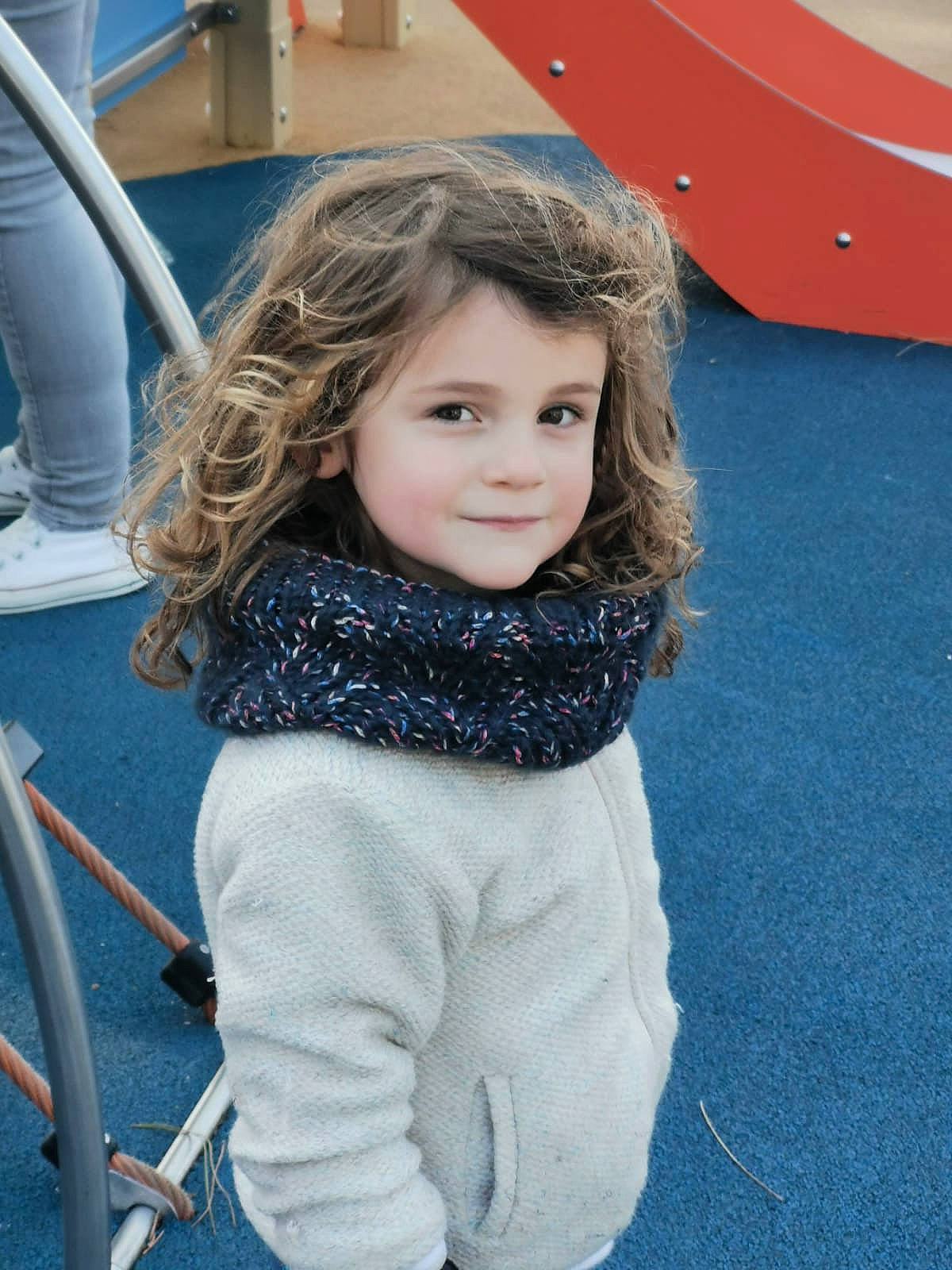 Lily participe au concours pour gagner de l'argent avec cette photo : asphalt, blue, child, city, cool, electric_blue, eye, facial_expression, fun, hair, hairstyle, happy, head, joy, leisure, person, recreation, skin, smile, snapshot