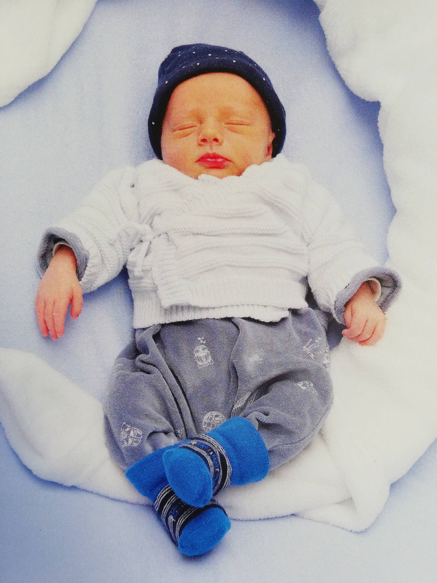 Tyler a rejoint le concours — aidez-le/la à gagner de superbes lots ! baby, baby_sleeping, blue, cheek, child, person, product, sitting, skin, sleep, smile, toddler, white