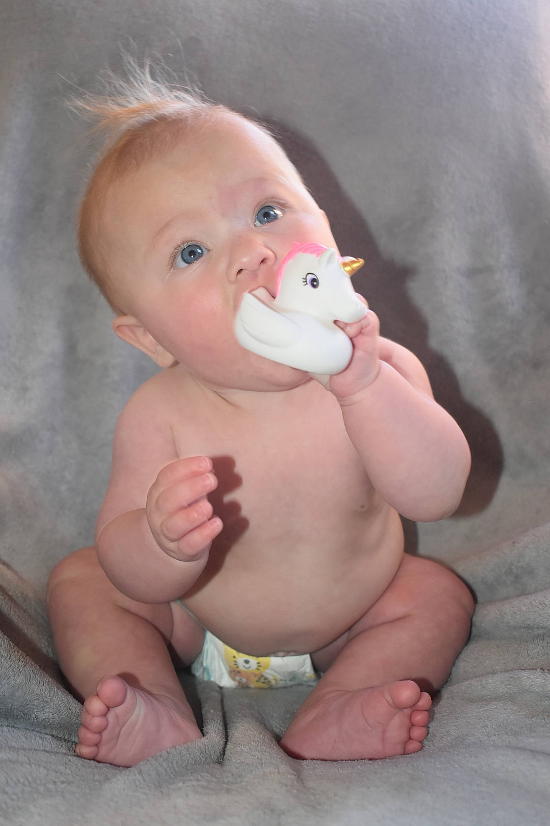 Lyana participe au concours pour gagner de l'argent avec cette photo : baby, cheek, chest, comfort, ear, eye, finger, gesture, happy, human_body, iris, lip, mouth, nail, nose, person, skin, stomach, thumb, toddler