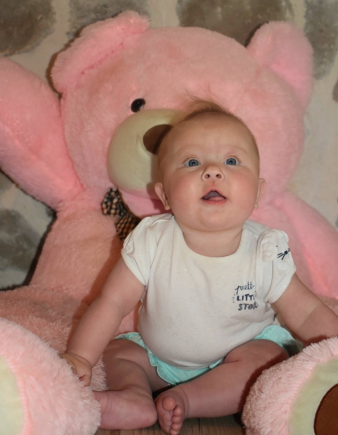 Lyana a rejoint le concours — aidez-le/la à gagner de superbes lots ! baby, baby_toddler_clothing, cheek, chin, clothing, comfort, eye, face, finger, happy, head, human_body, iris, lip, mouth, nose, person, pink, skin, smile