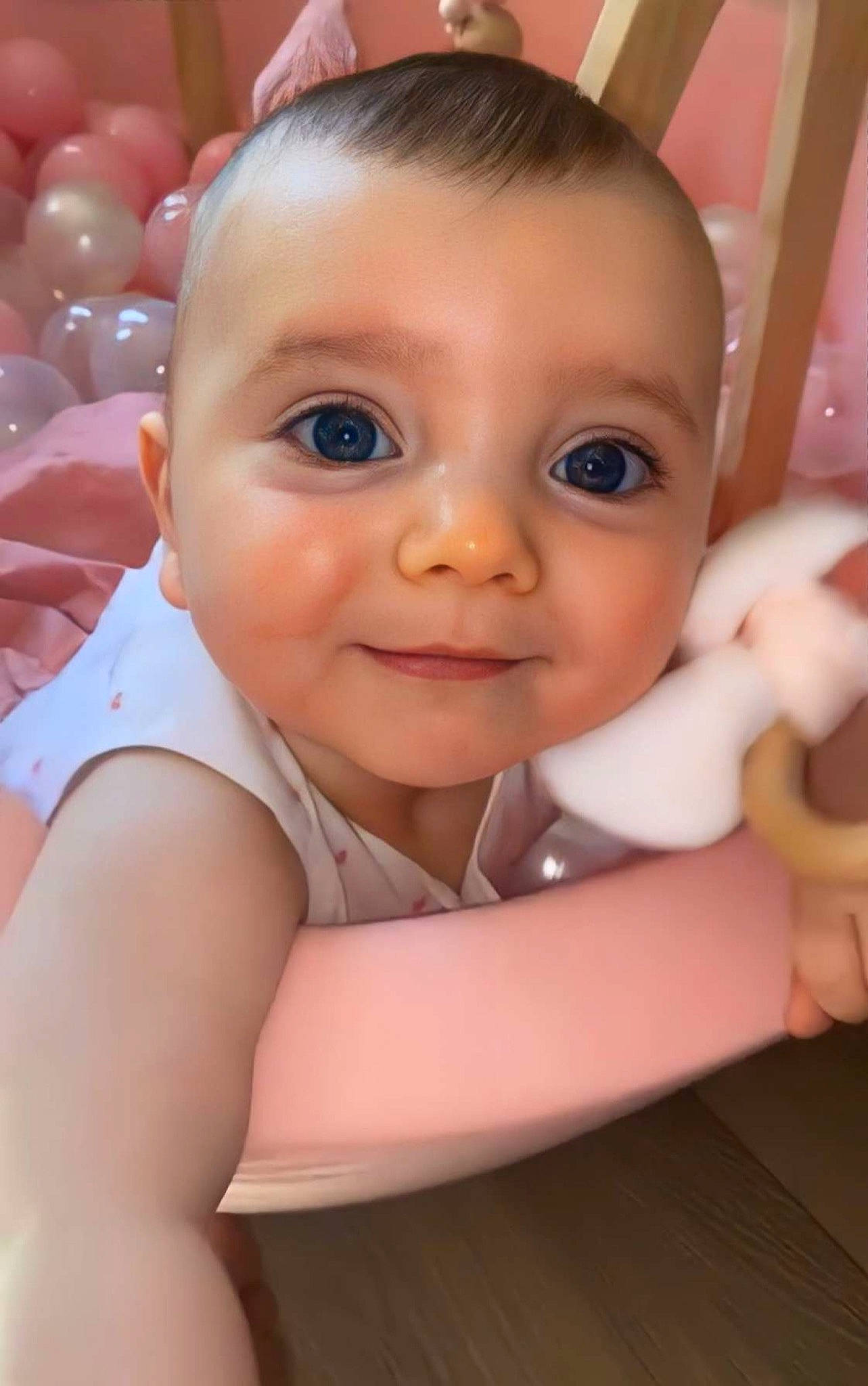 Romy participe au concours pour gagner de l'argent avec cette photo : baby, baby_toddler_clothing, balloon, cheek, close_up, ear, eyelash, finger, fun, happy, iris, joy, lip, mouth, nail, nose, person, pink, skin, smile