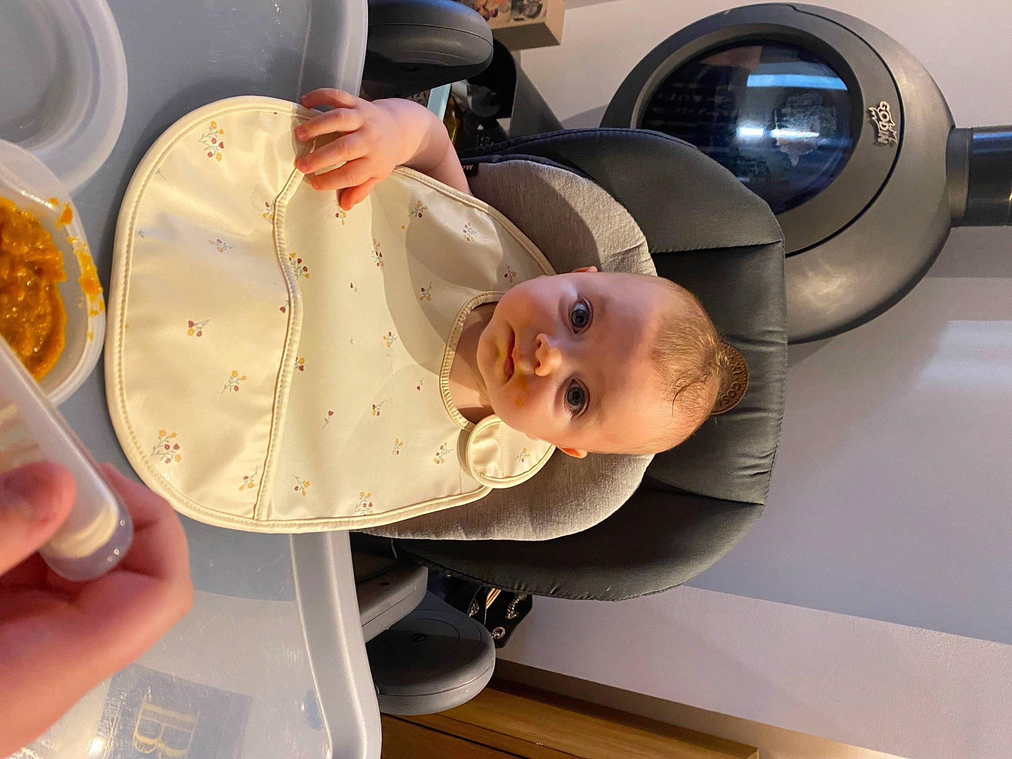 Romy a rejoint le concours — aidez-le/la à gagner de superbes lots ! auto_part, automotive_design, automotive_exterior, automotive_wheel_system, baby, child, comfort, cooking, dishware, drinkware, food, hat, machine, motor_vehicle, person, plate, serveware, smile, tableware, toddler