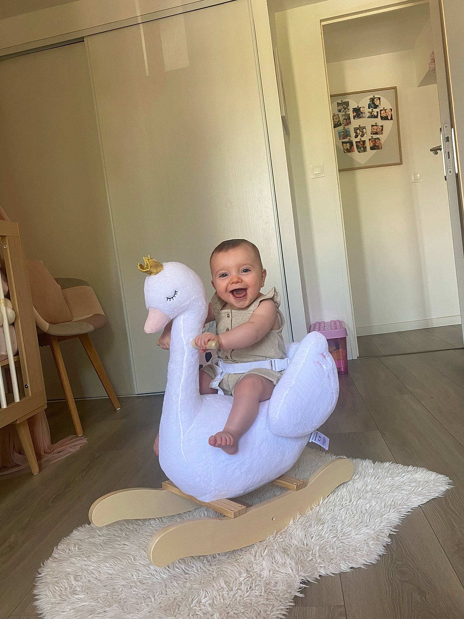 Romy participe au concours pour gagner de l'argent avec cette photo : baby, barefoot, chair, comfort, door, dress, event, floor, flooring, foot, happy, human_leg, knee, leg, person, plaster, room, sandal, sitting, smile
